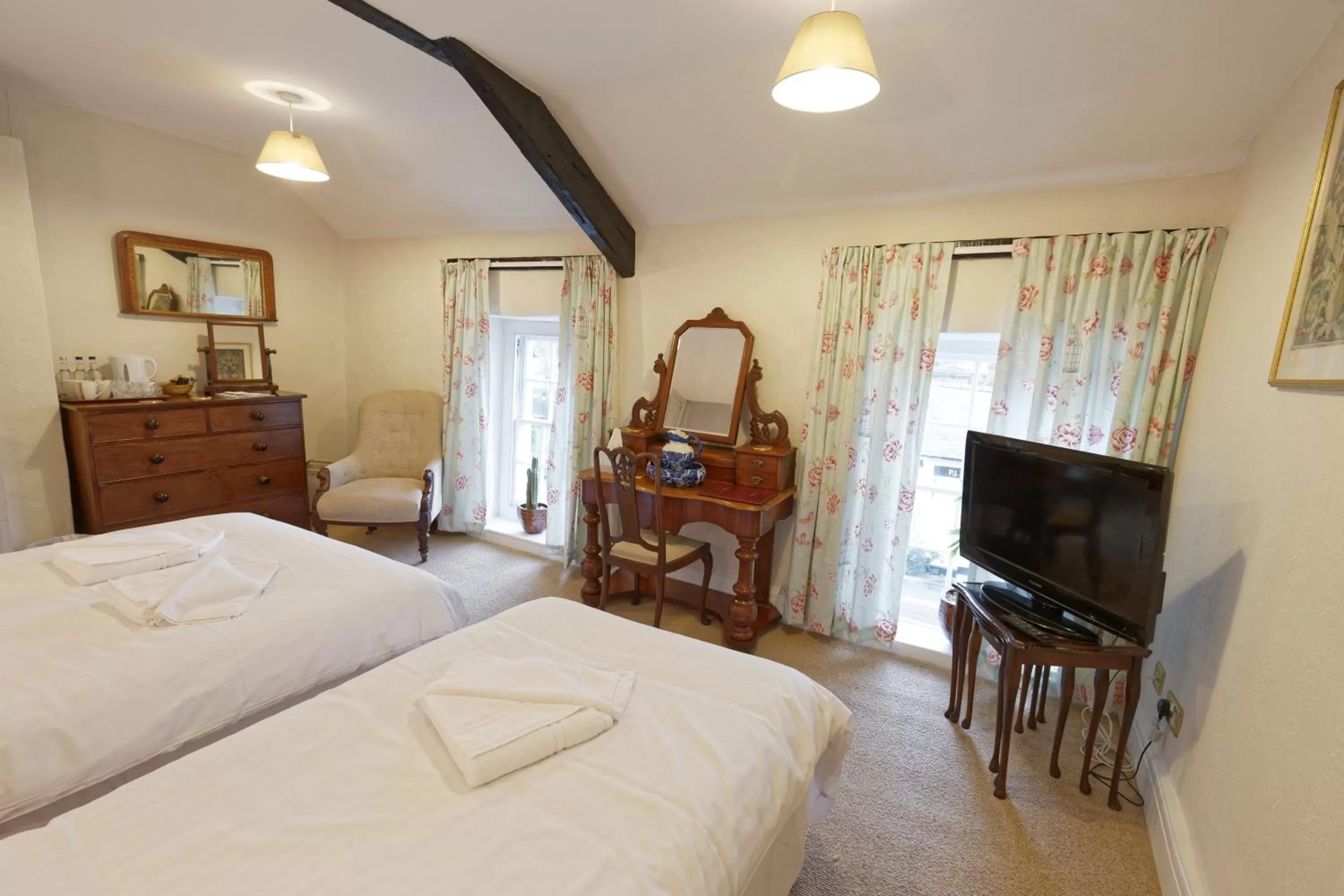 Photo of the whole room, Bed in Rams Head Inn