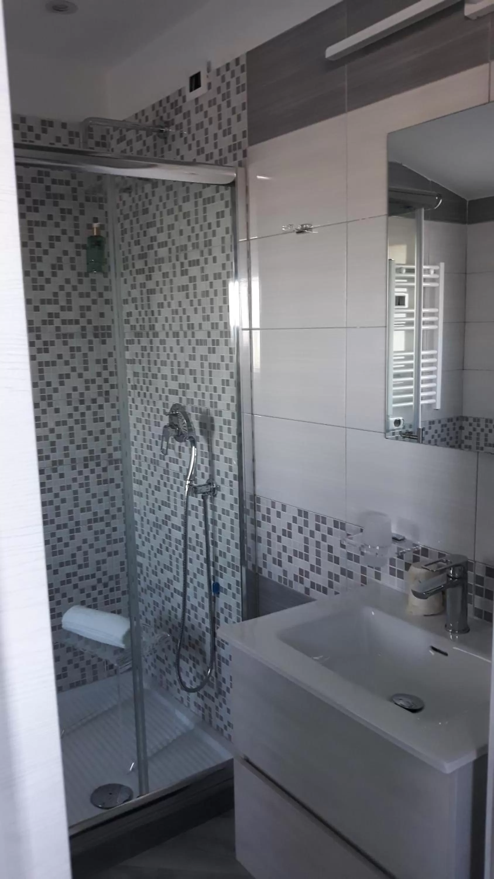 Shower in Hotel Calypso