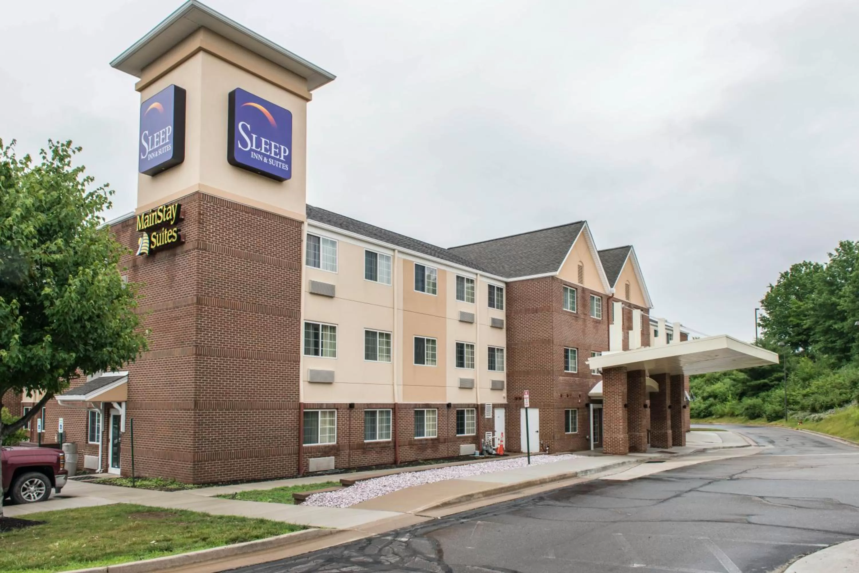Property building in MainStay Suites Pittsburgh Airport