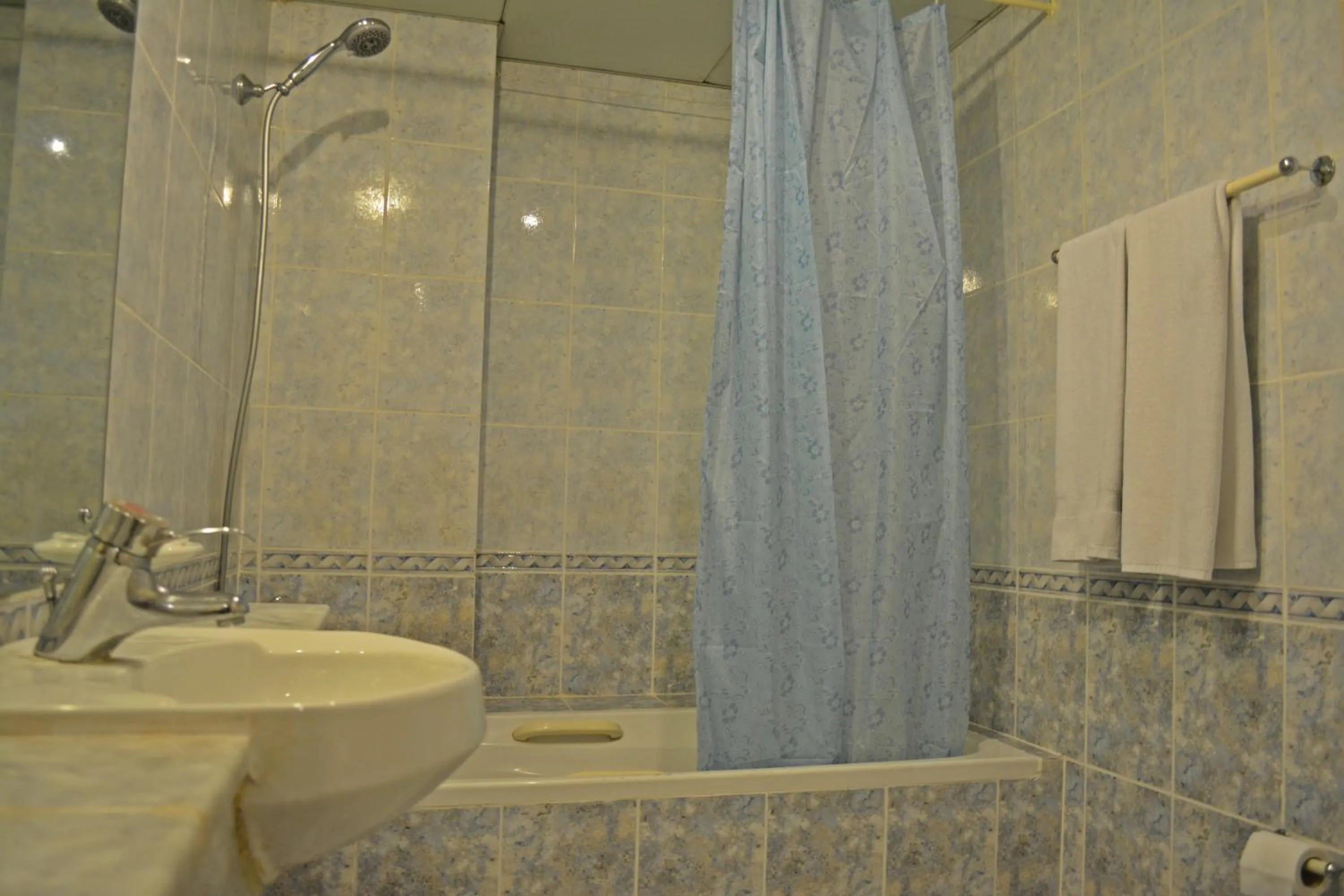 Bathroom in Queens Hotel Next Sabkha Bus Station