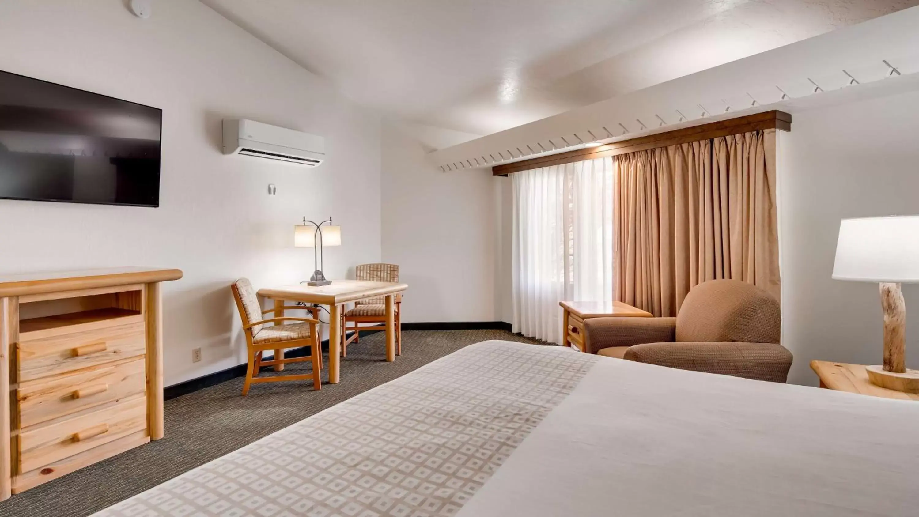 King Room with Bathtub - Disability Access/Non-Smoking in Best Western East Zion Thunderbird Lodge King Room with Bathtub - Disability Access/Non-Smoking in Best Western East Zion Thunderbird Lodge