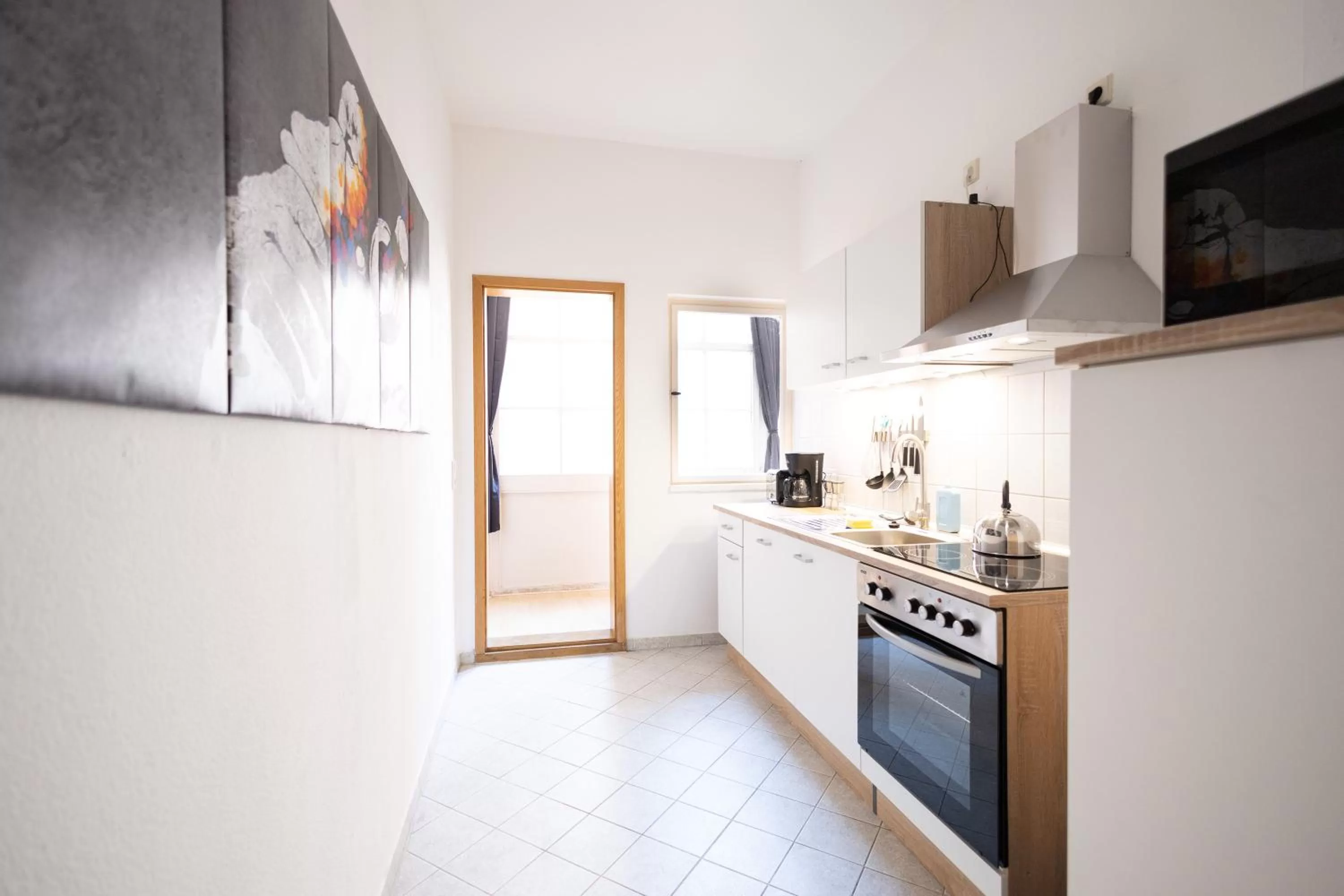 Kitchen or kitchenette, Kitchen/Kitchenette in Ko-Living Space an der Oper - Street Art Design Apartments