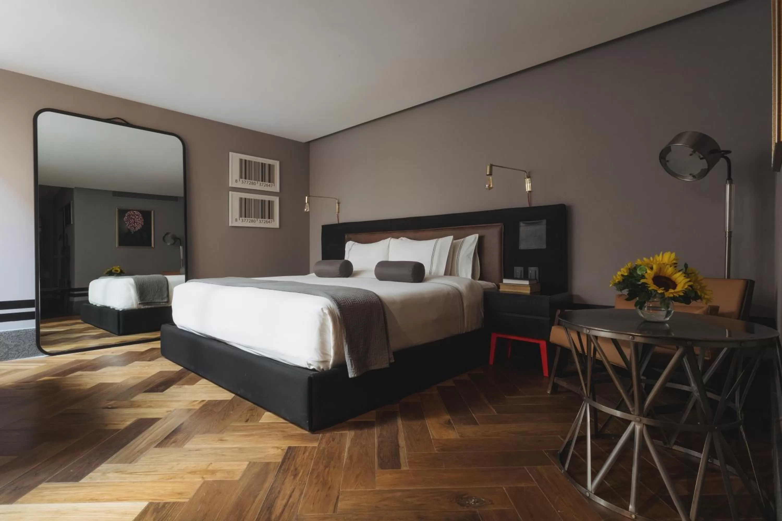 Photo of the whole room, Bed in The Wild Oscar