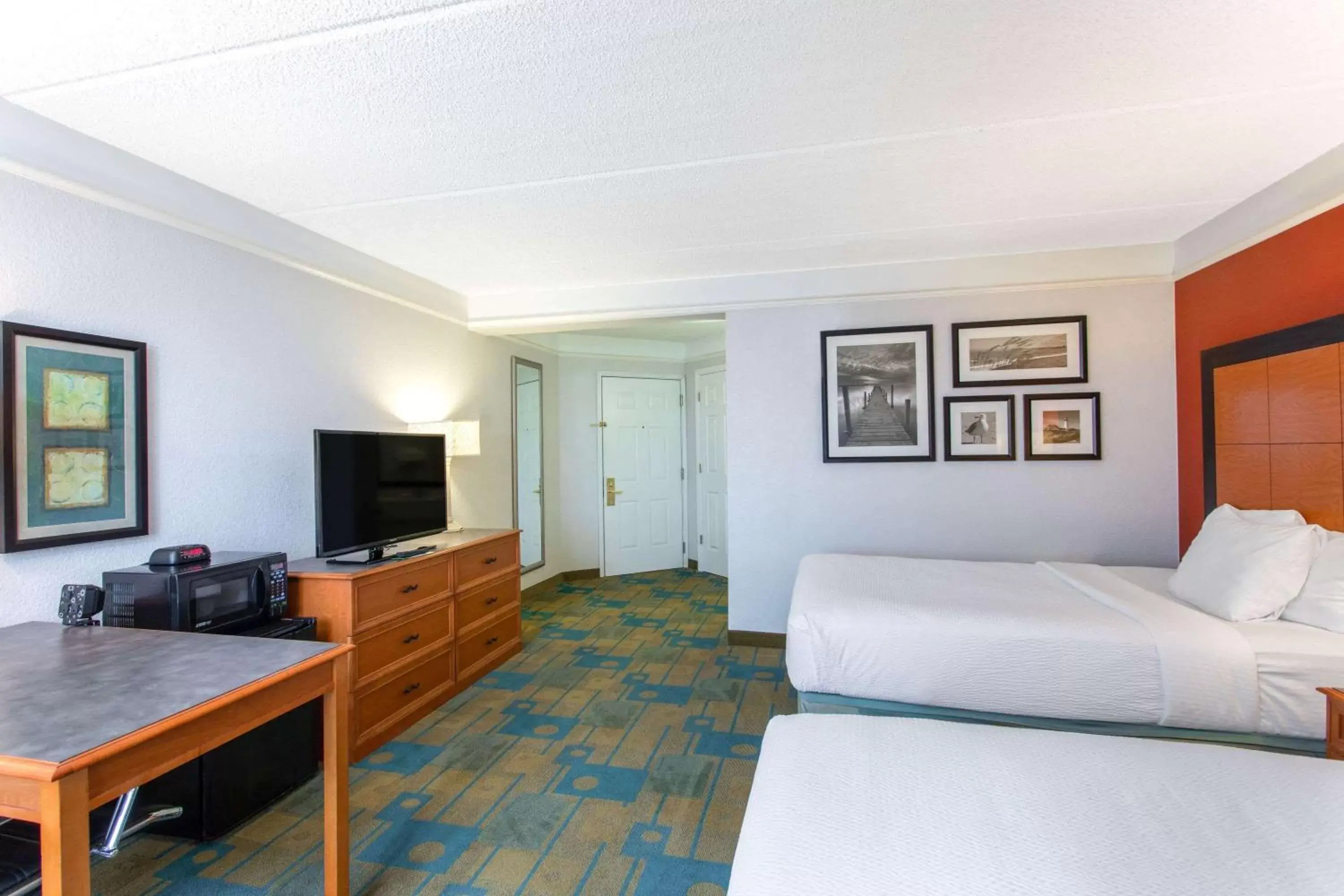 Deluxe Double Room with Two Double Beds in La Quinta by Wyndham Jacksonville Butler Blvd Deluxe Double Room with Two Double Beds in La Quinta by Wyndham Jacksonville Butler Blvd