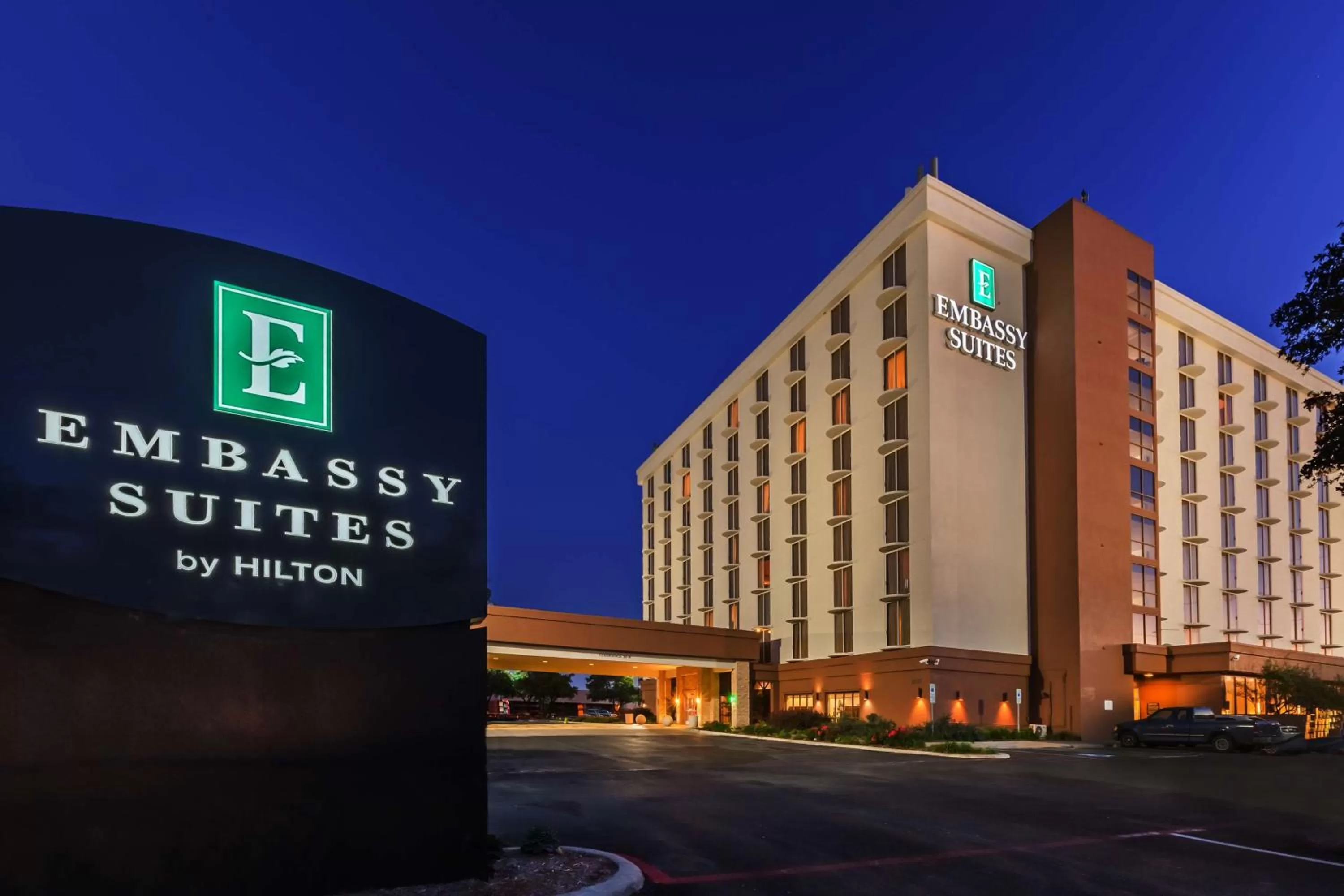 Property building in Embassy Suites by Hilton Dallas Market Center