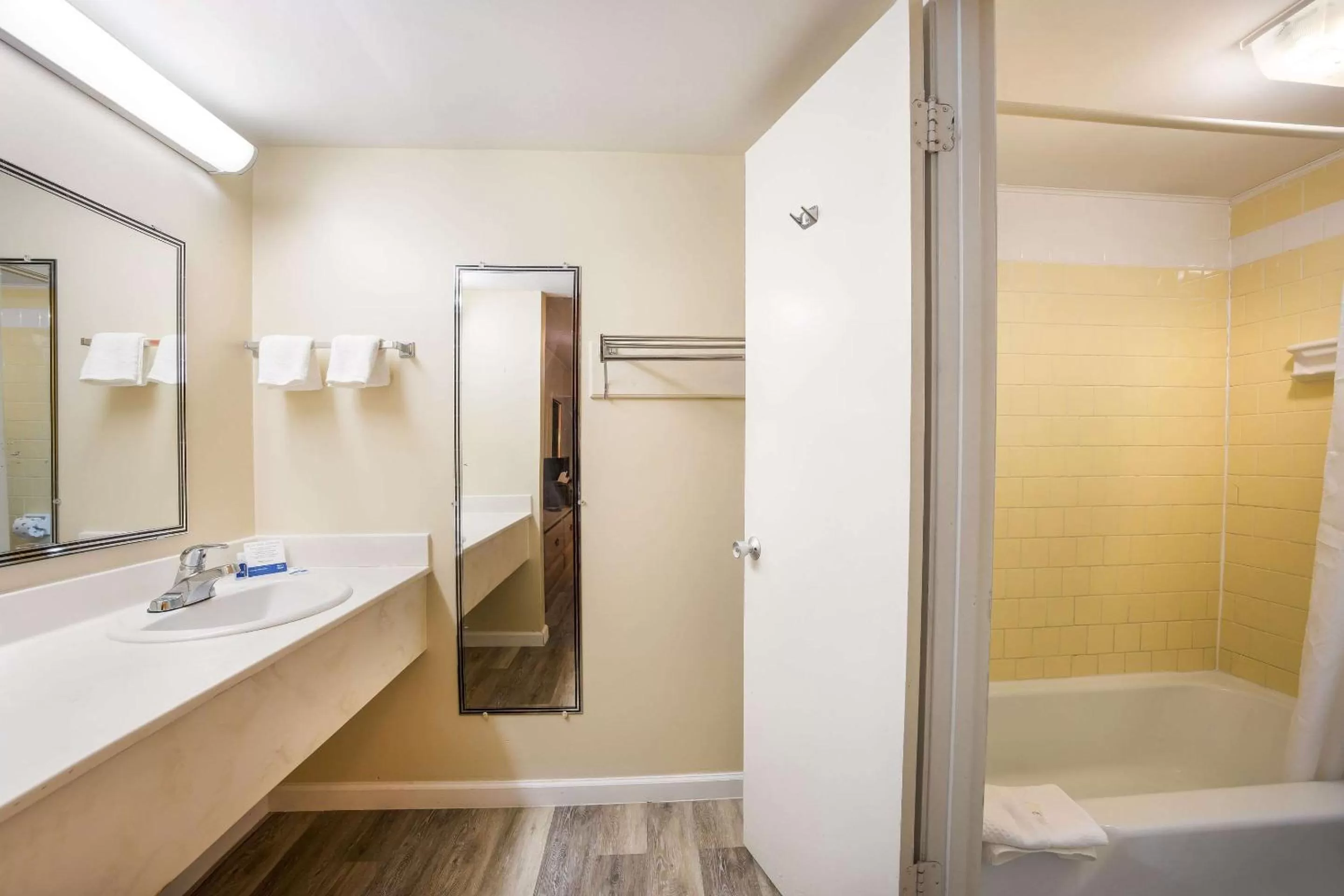 Bathroom in Rodeway Inn Cecil