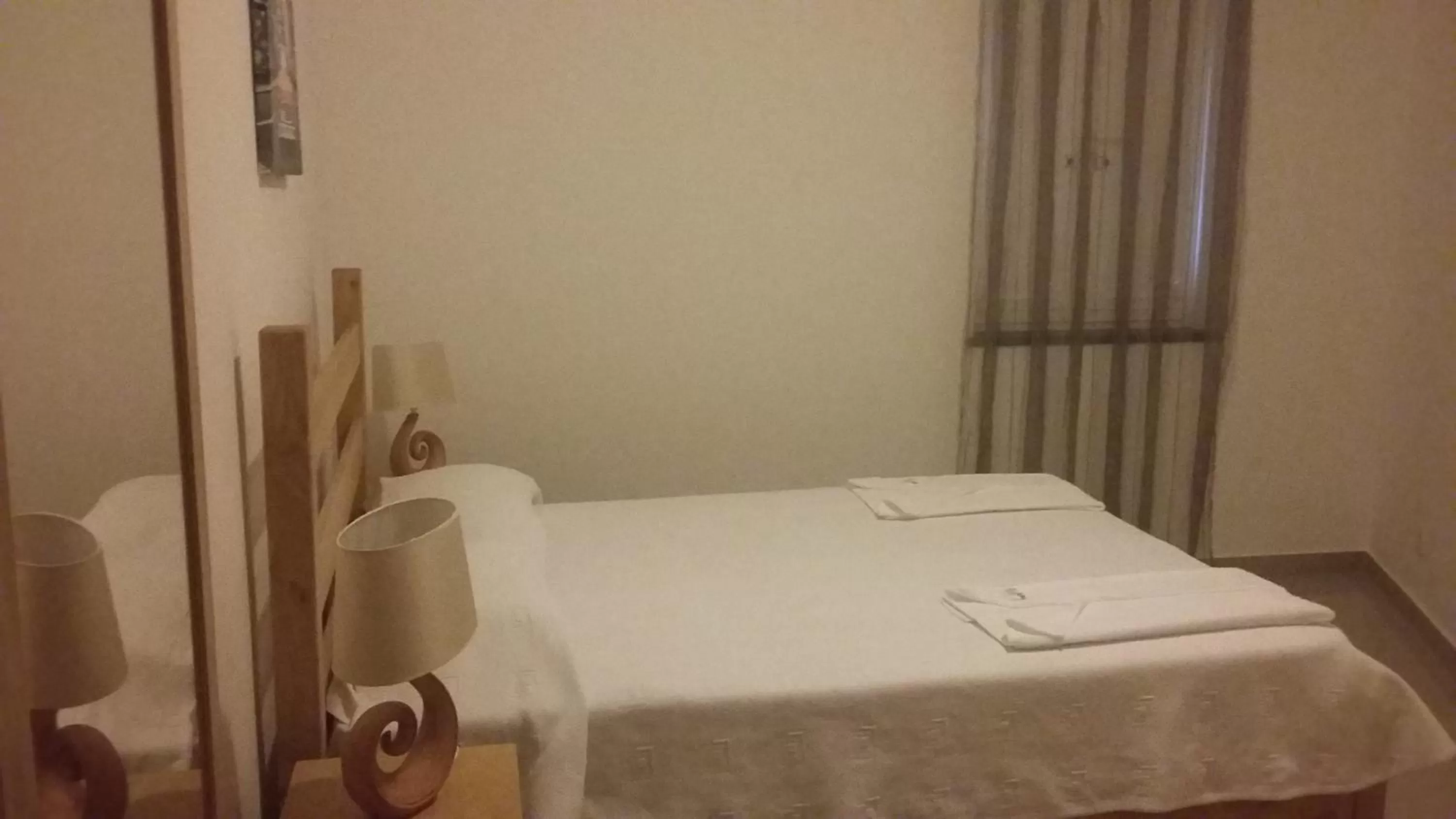 Bedroom, Bed in Costa & Isaias Apartamentos