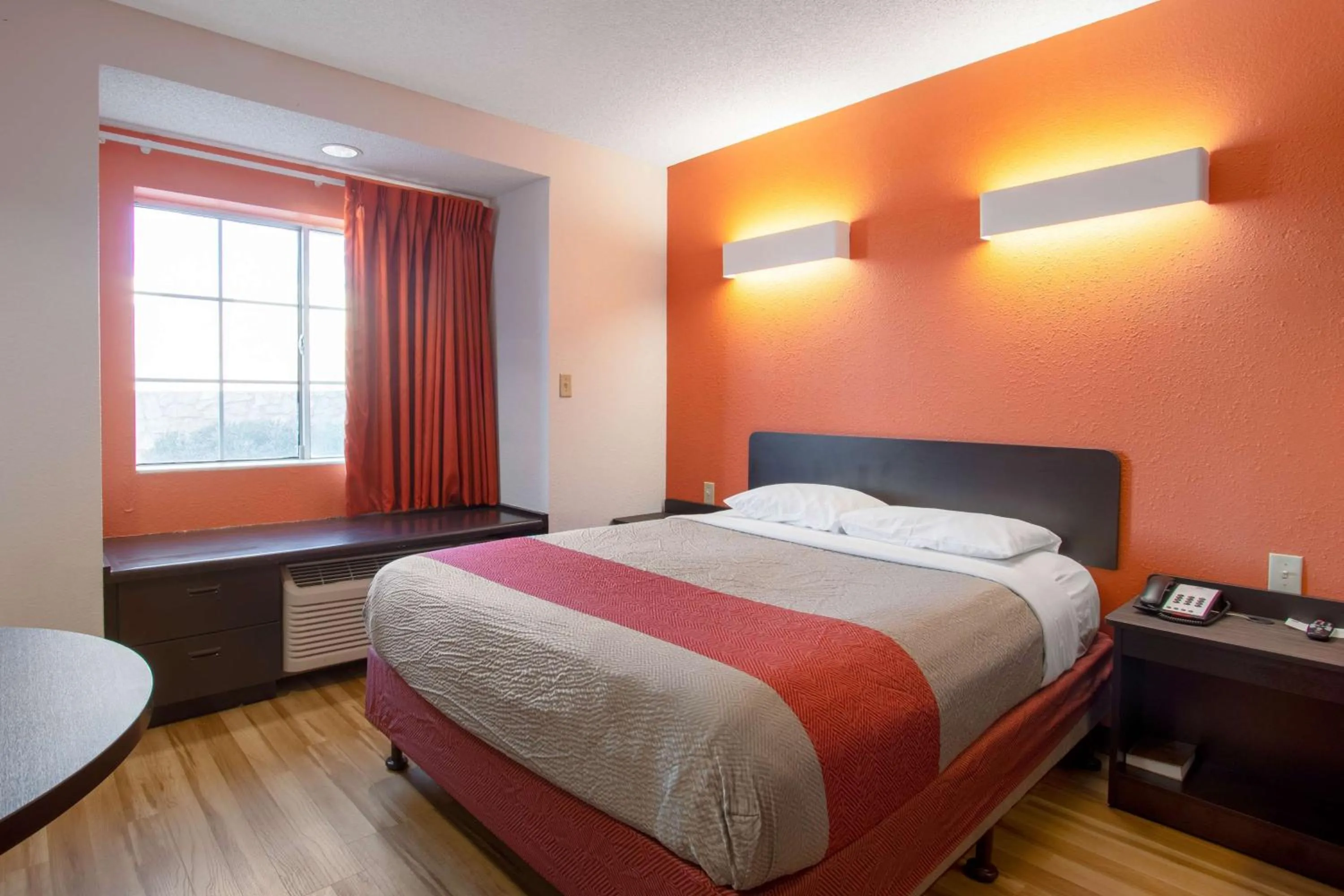 Photo of the whole room, Bed in Motel 6-El Paso, TX - Southeast