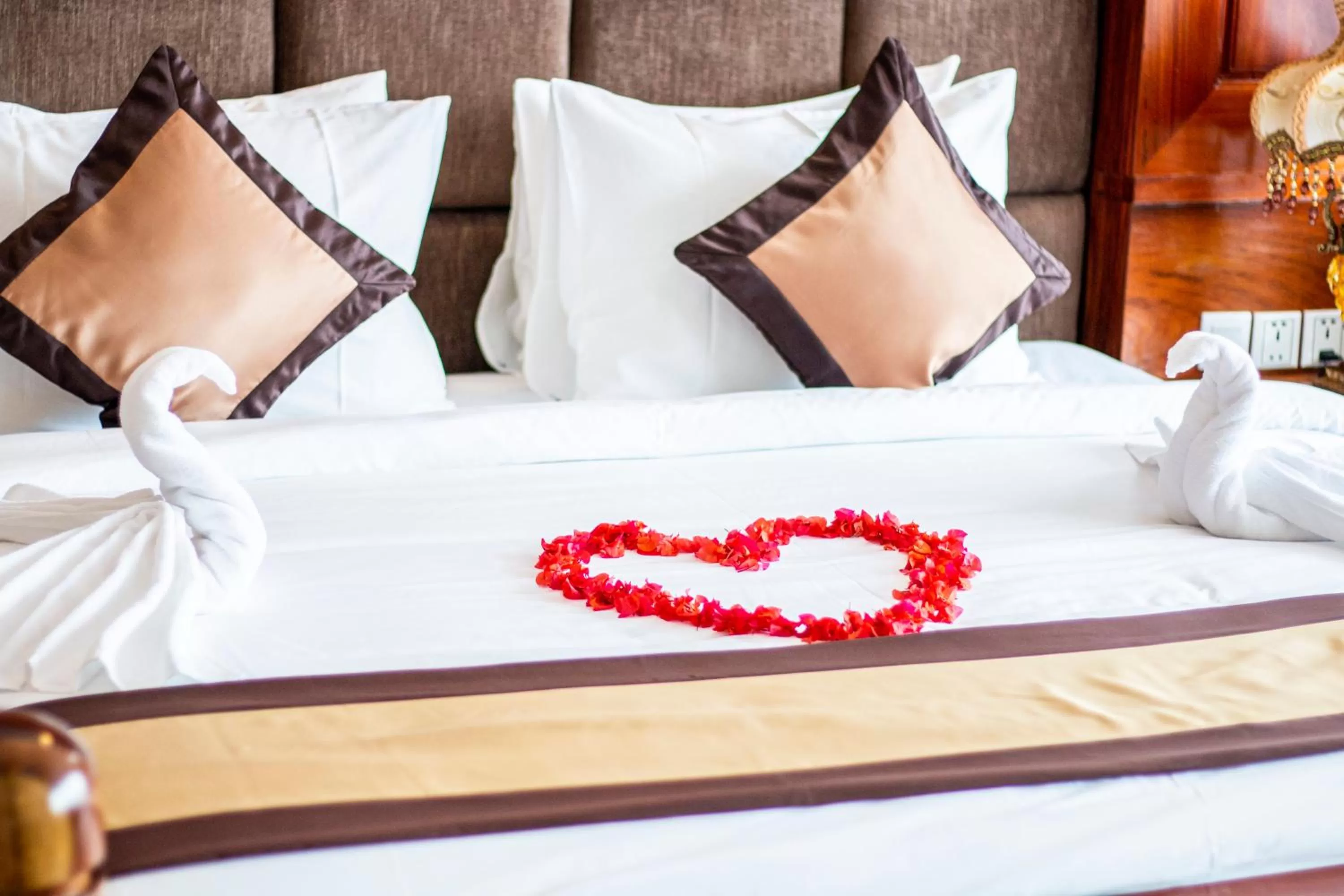 Restaurant/places to eat, Bed in Kampong Thom Palace Hotel