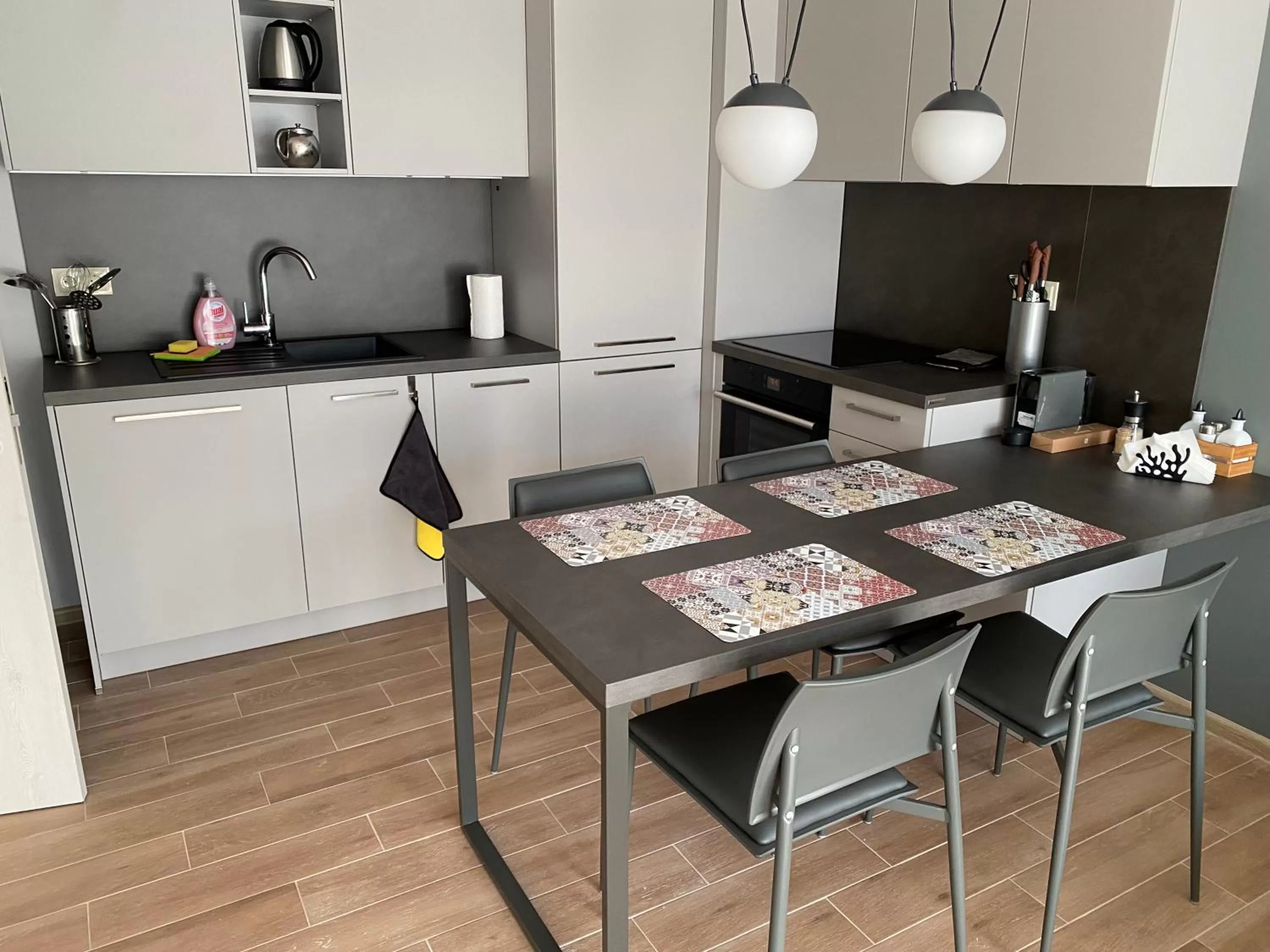 Coffee/tea facilities, Kitchen/Kitchenette in 7th Sense boutique apartments