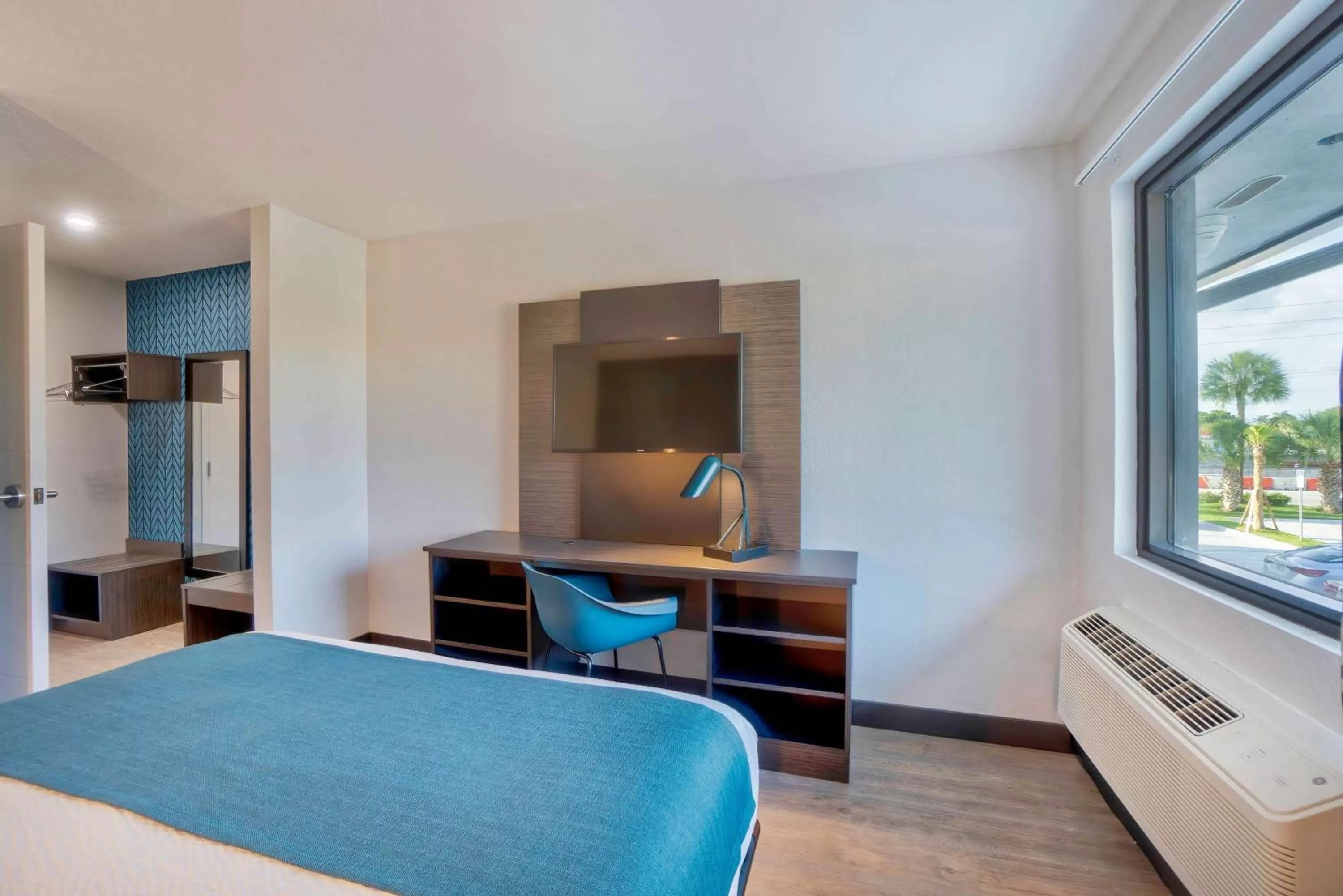 Bedroom, Bed in Motel 6-Fort Lauderdale, FL