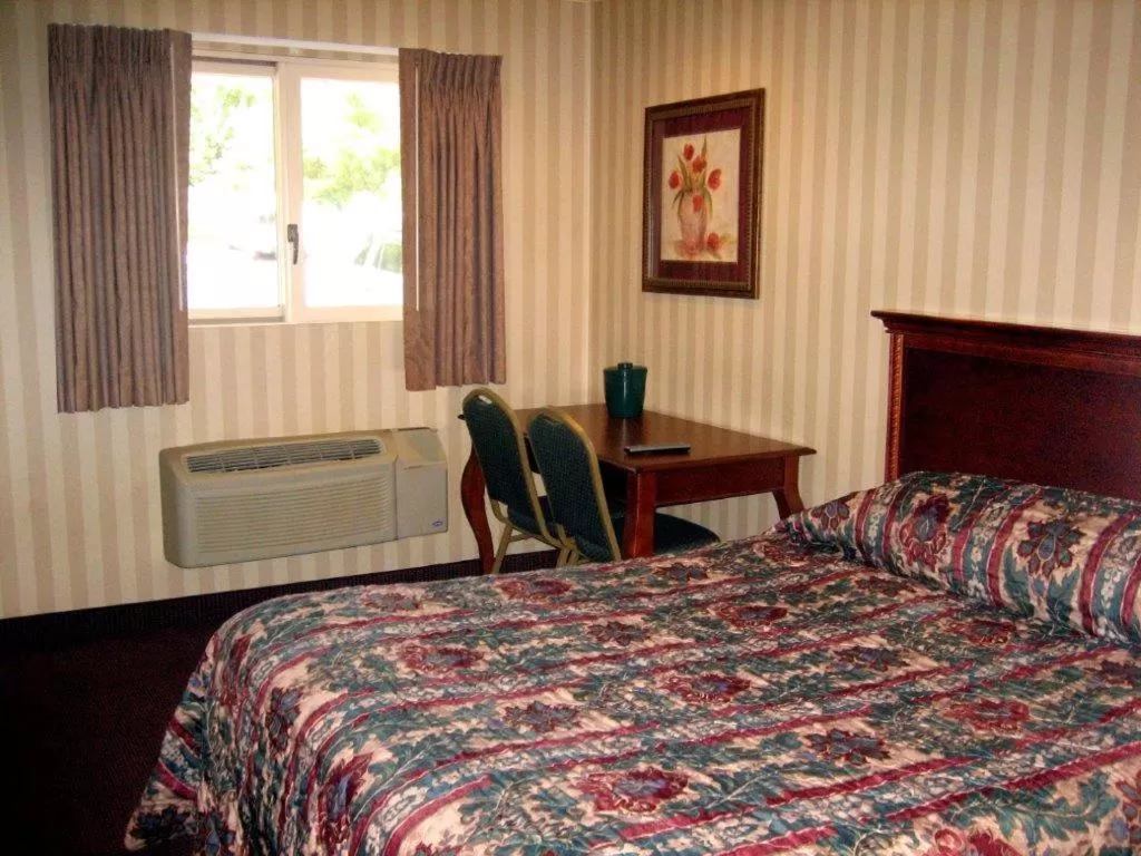 Bedroom, Bed in Fair Motel