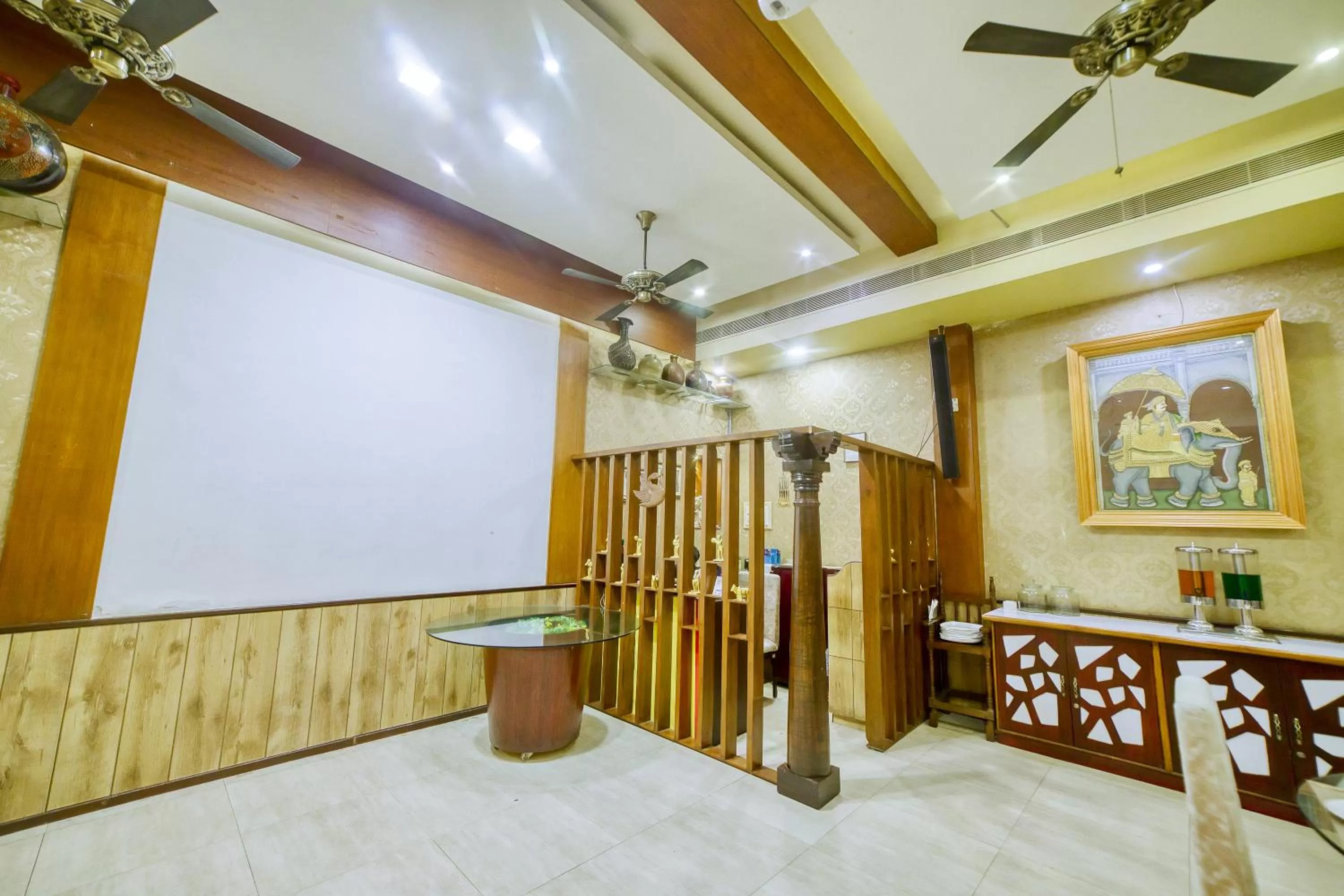 Restaurant/places to eat in HOTEL WINDSOR CASTLE