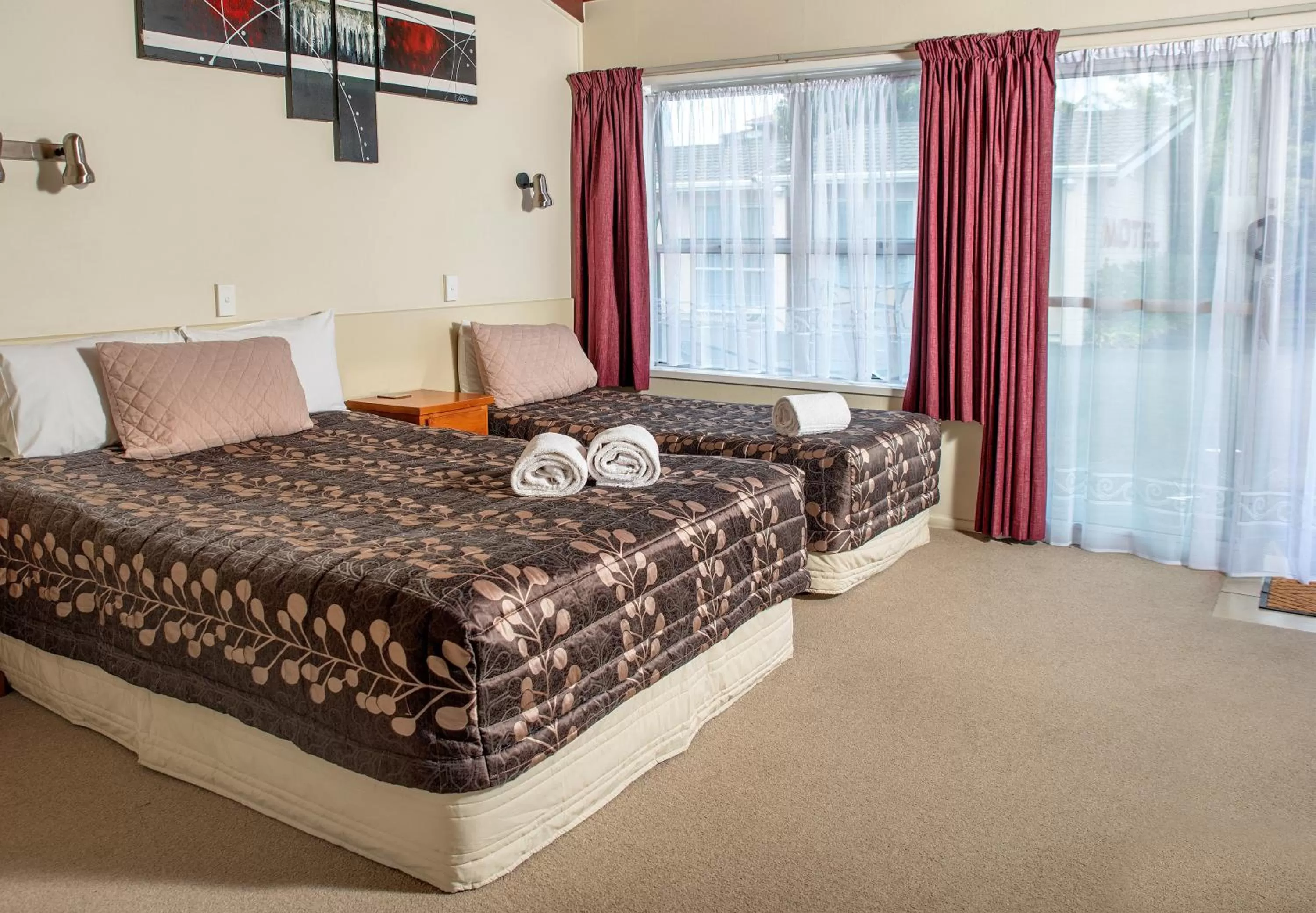 Living room, Bed in Tourist Court Motel