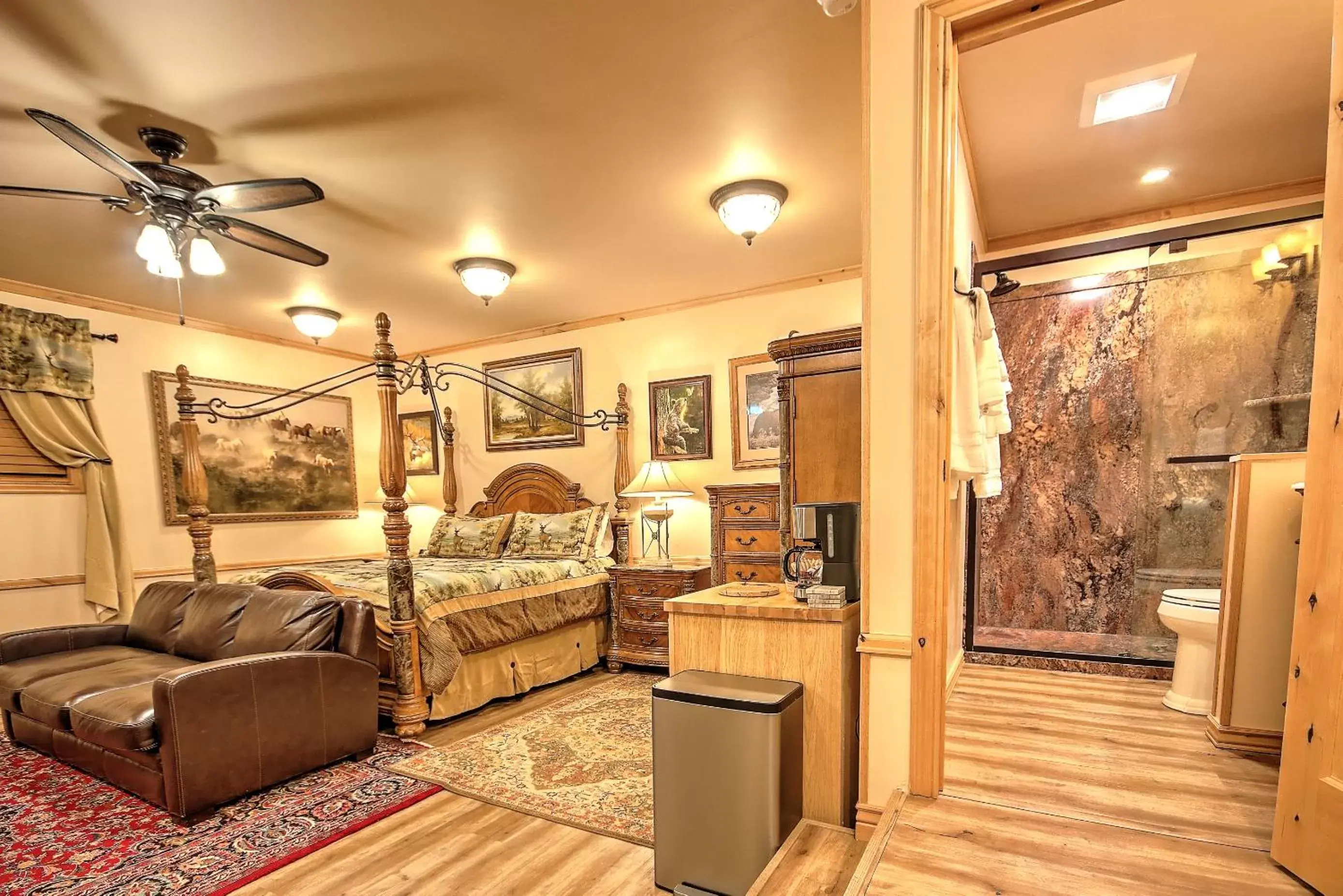 King Studio with Sofa Bed in Yellowstone Gateway Inn King Studio with Sofa Bed in Yellowstone Gateway Inn