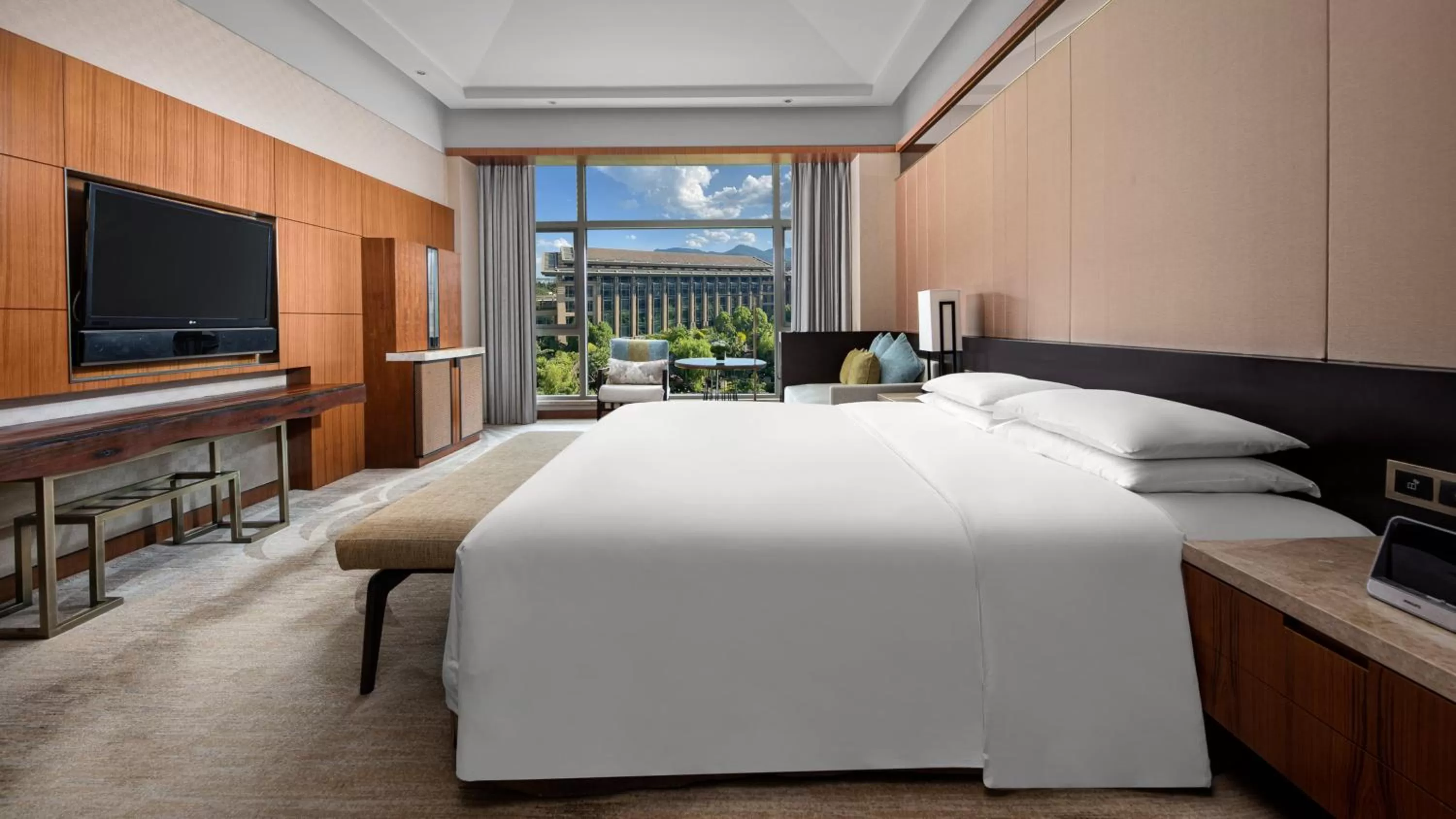 Photo of the whole room, Bed in InterContinental Kunming by IHG