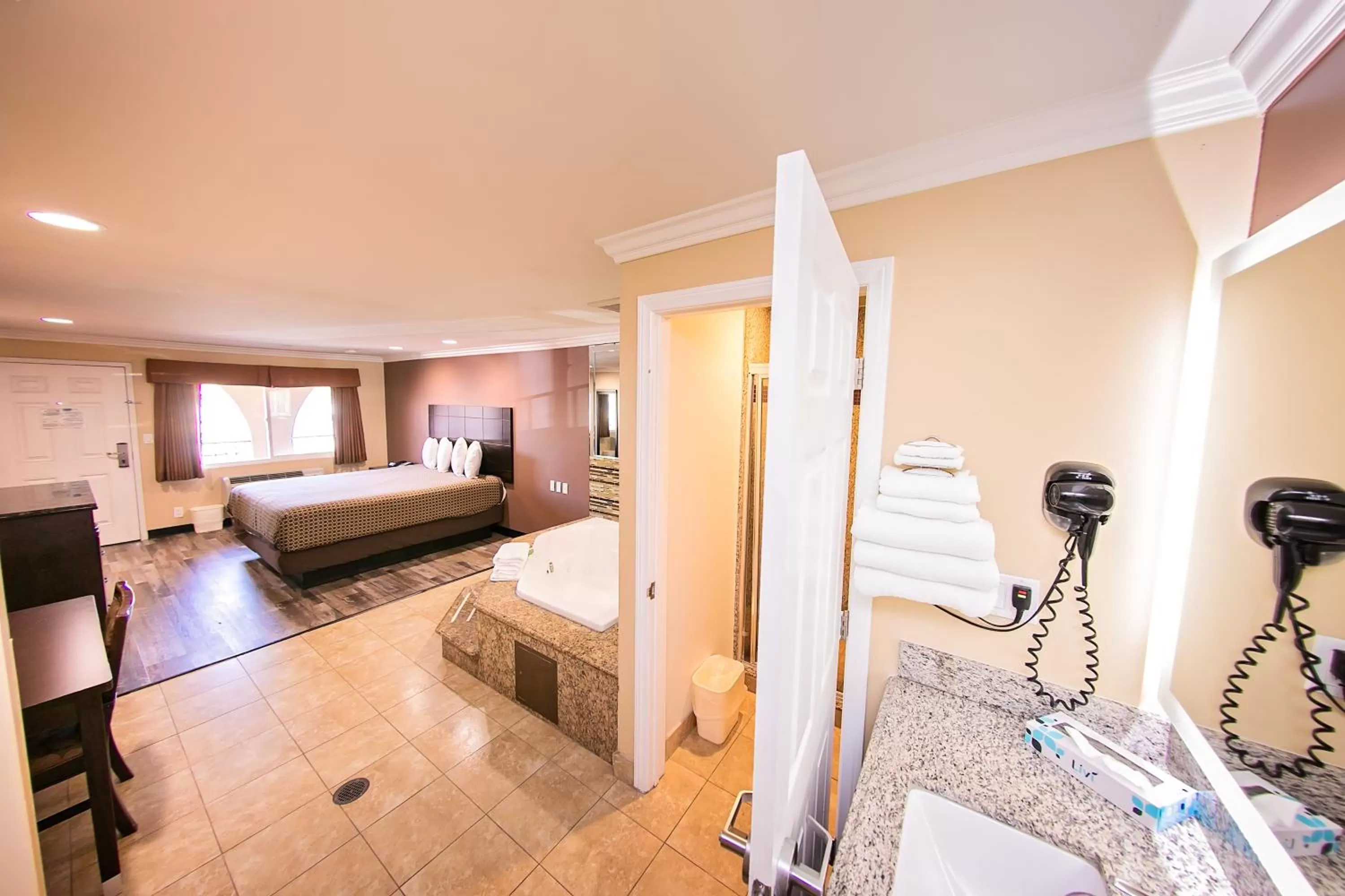 Spa and wellness centre/facilities, Bed in Rodeway Inn & Suites Bellflower