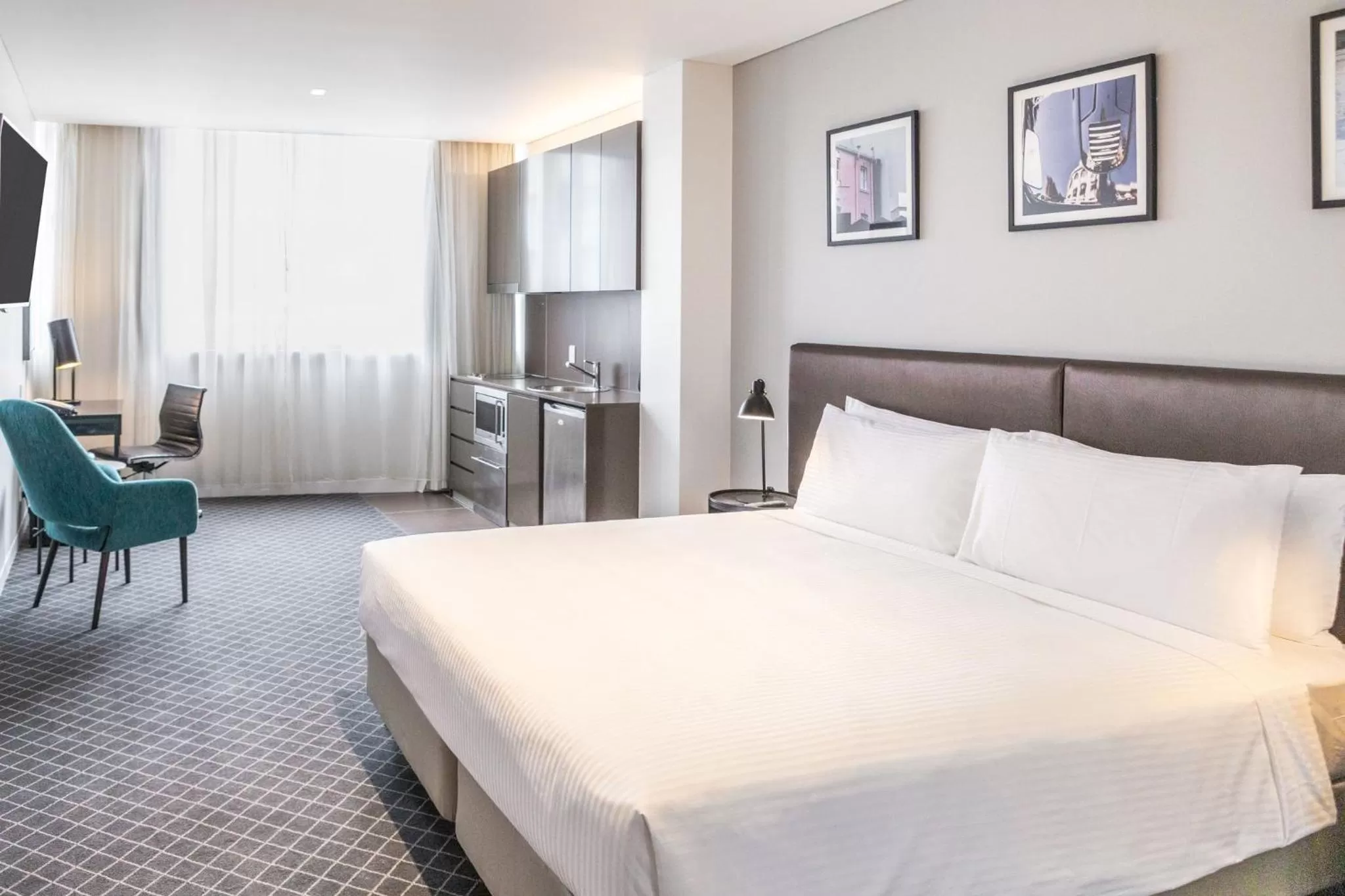 Kitchen or kitchenette, Bed in Holiday Inn & Suites Sydney Bondi Junction by IHG