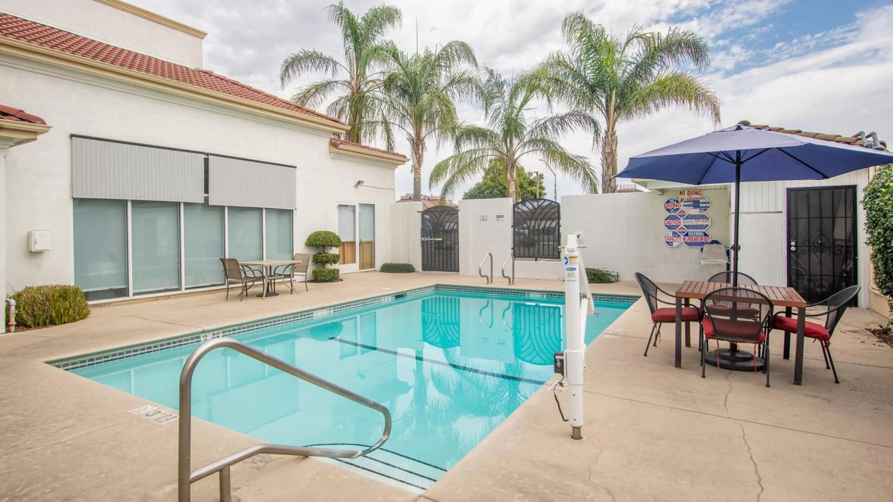 Swimming pool in Holiday Inn Express Oakdale by IHG
