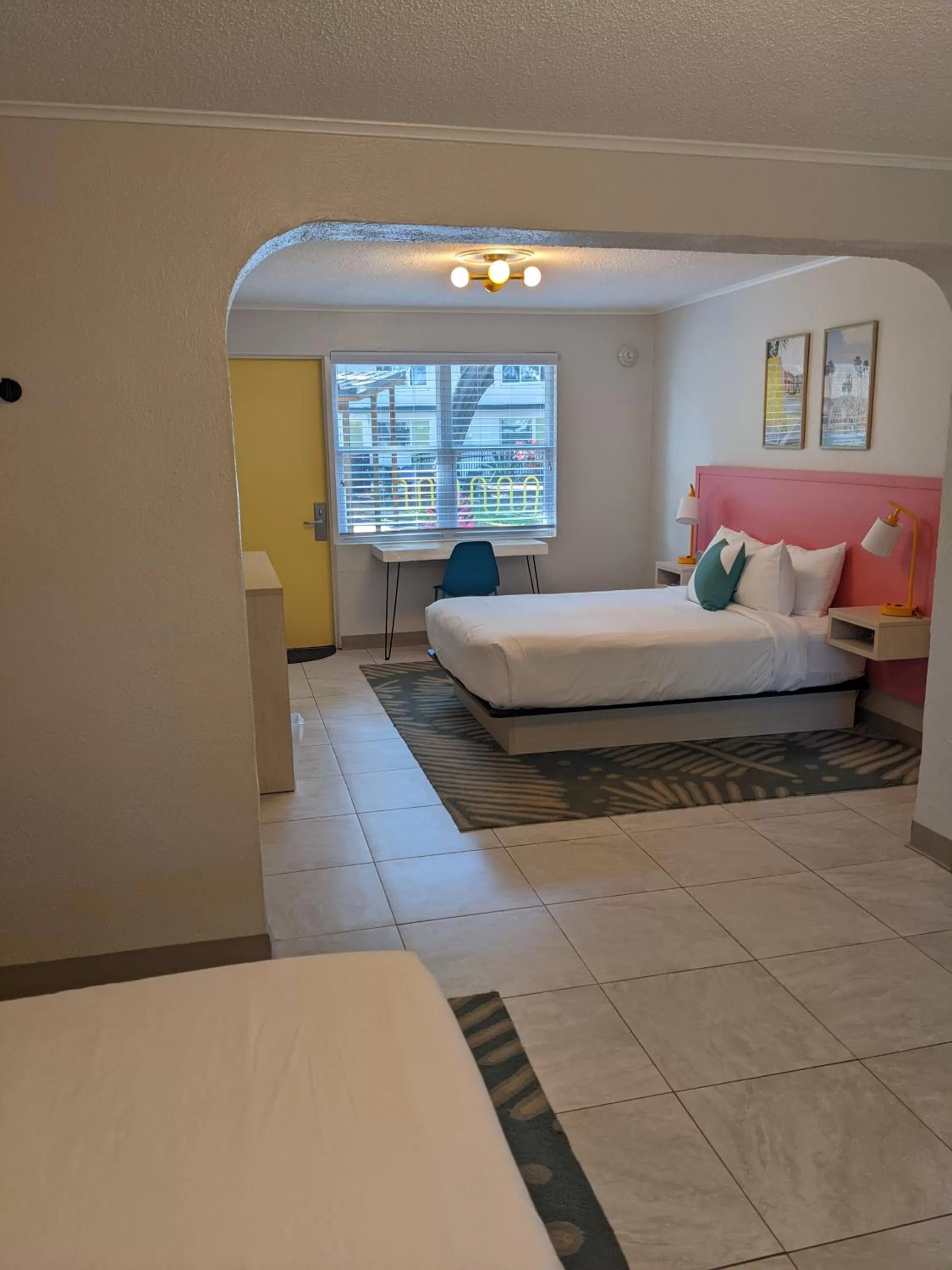 Bedroom, Bed in Queen's Court Inn