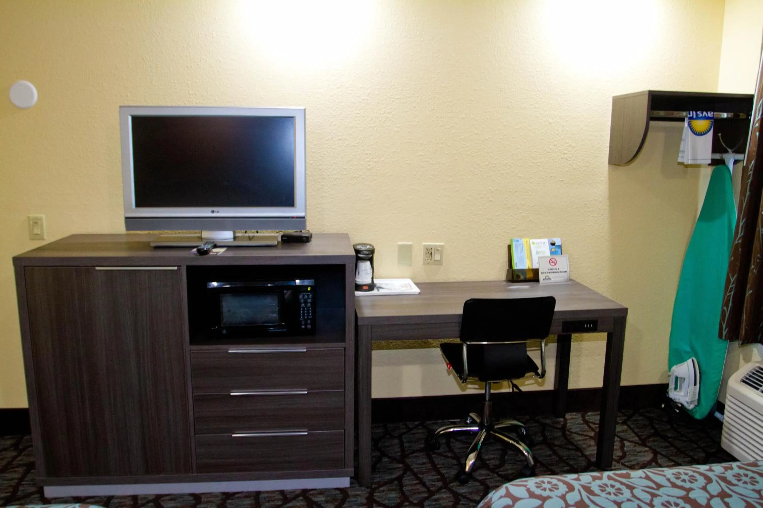TV and multimedia in Days Inn by Wyndham Blue Springs