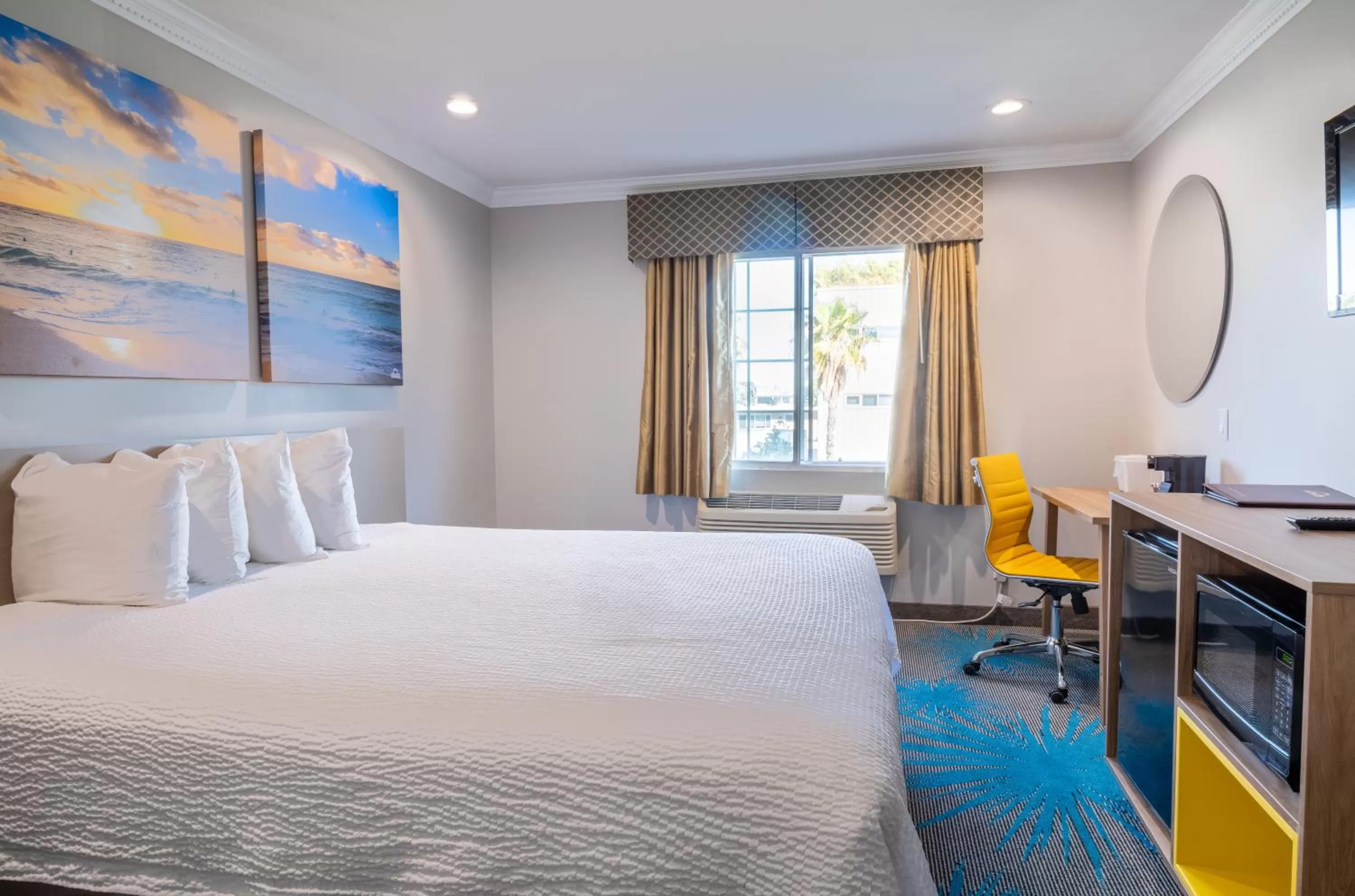 Photo of the whole room, Bed in Days Inn by Wyndham Santa Monica