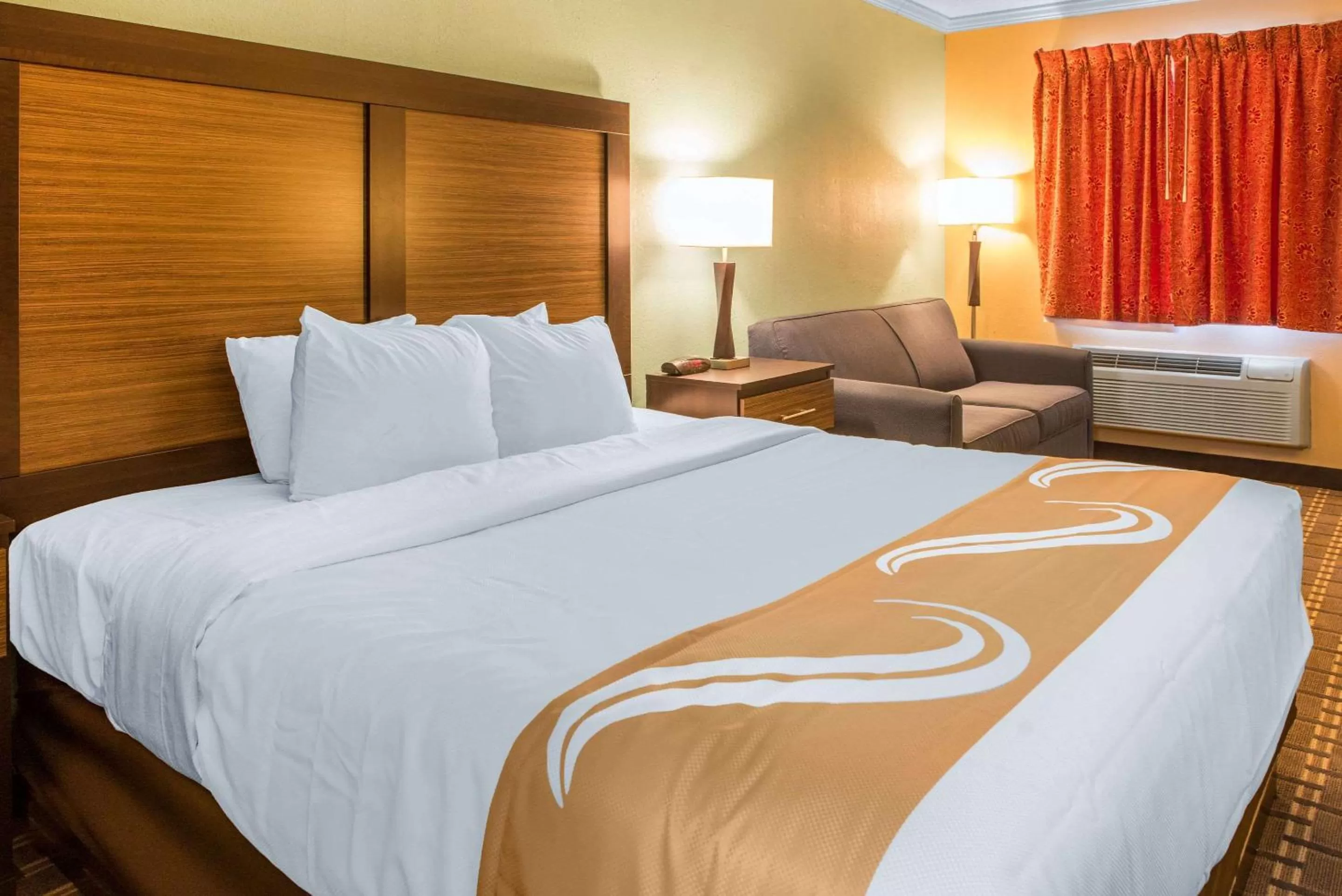 Photo of the whole room, Bed in Quality Inn Findlay