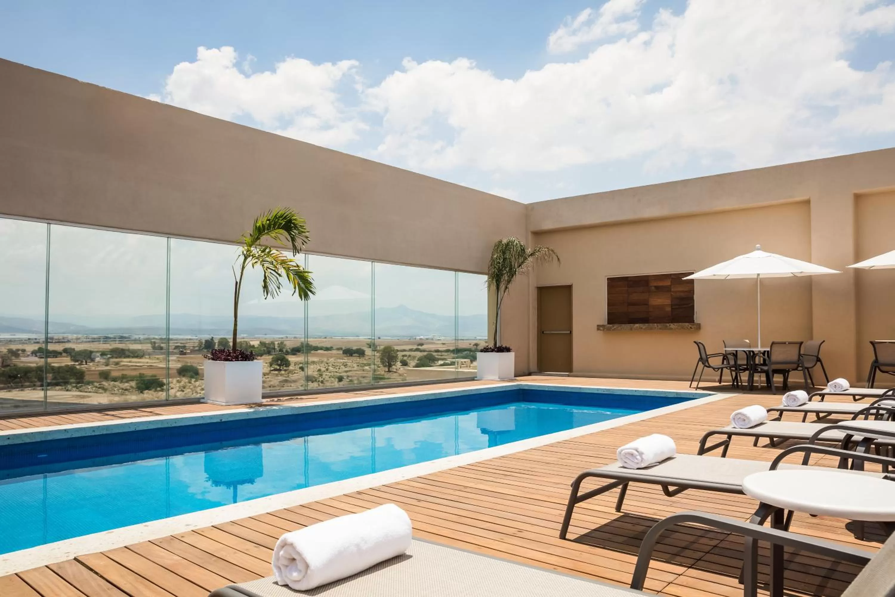 Swimming pool in Fiesta Inn Silao Puerto Interior