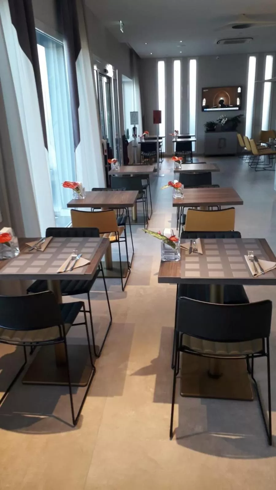 Communal lounge/ TV room in Hotel Kuma