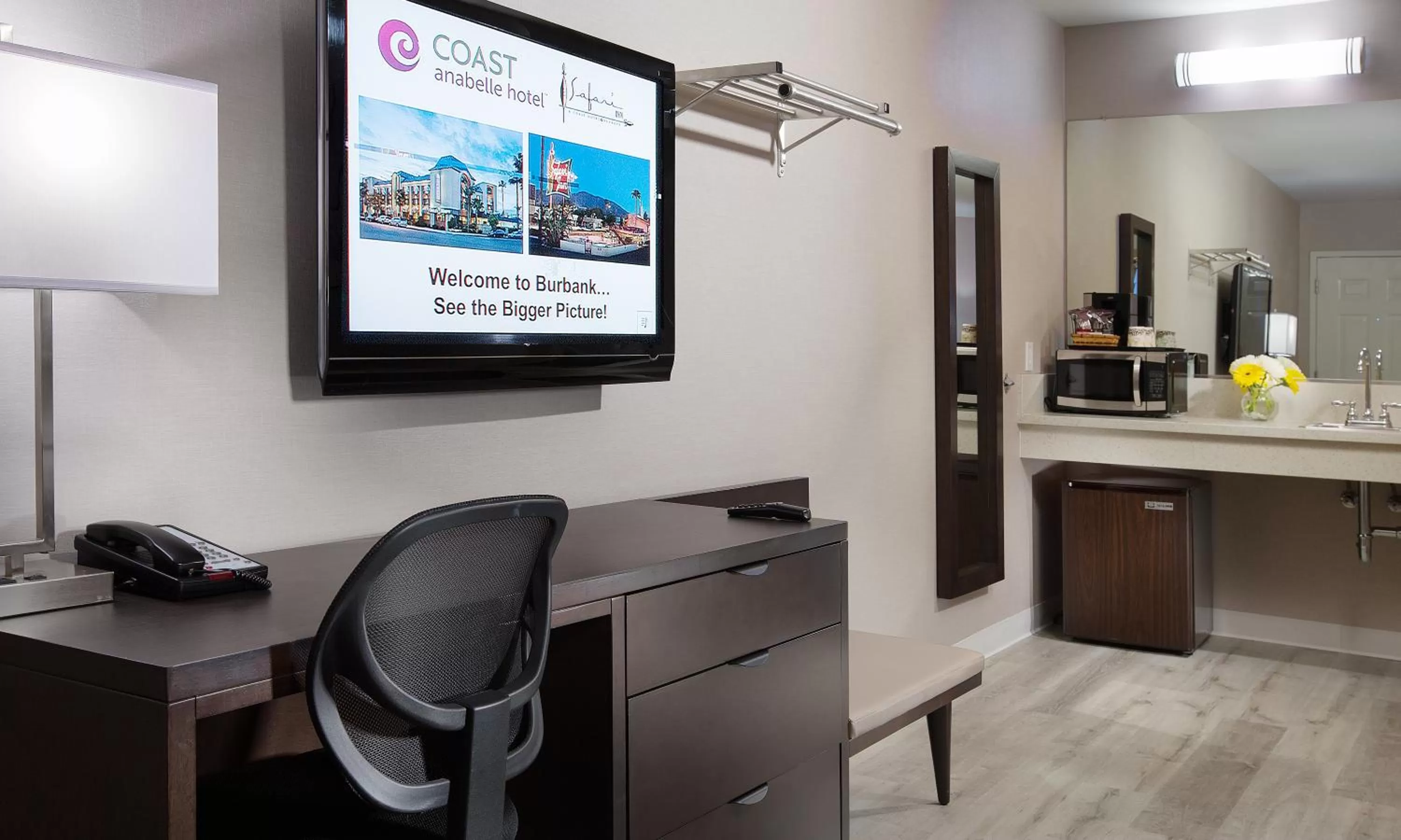 Bedroom in Safari Inn Burbank-Universal, a Coast Hotel