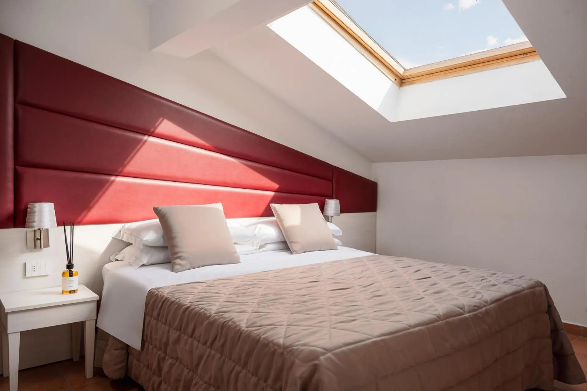 Photo of the whole room, Bed in Albergo Rossini 1936 Small & Charming