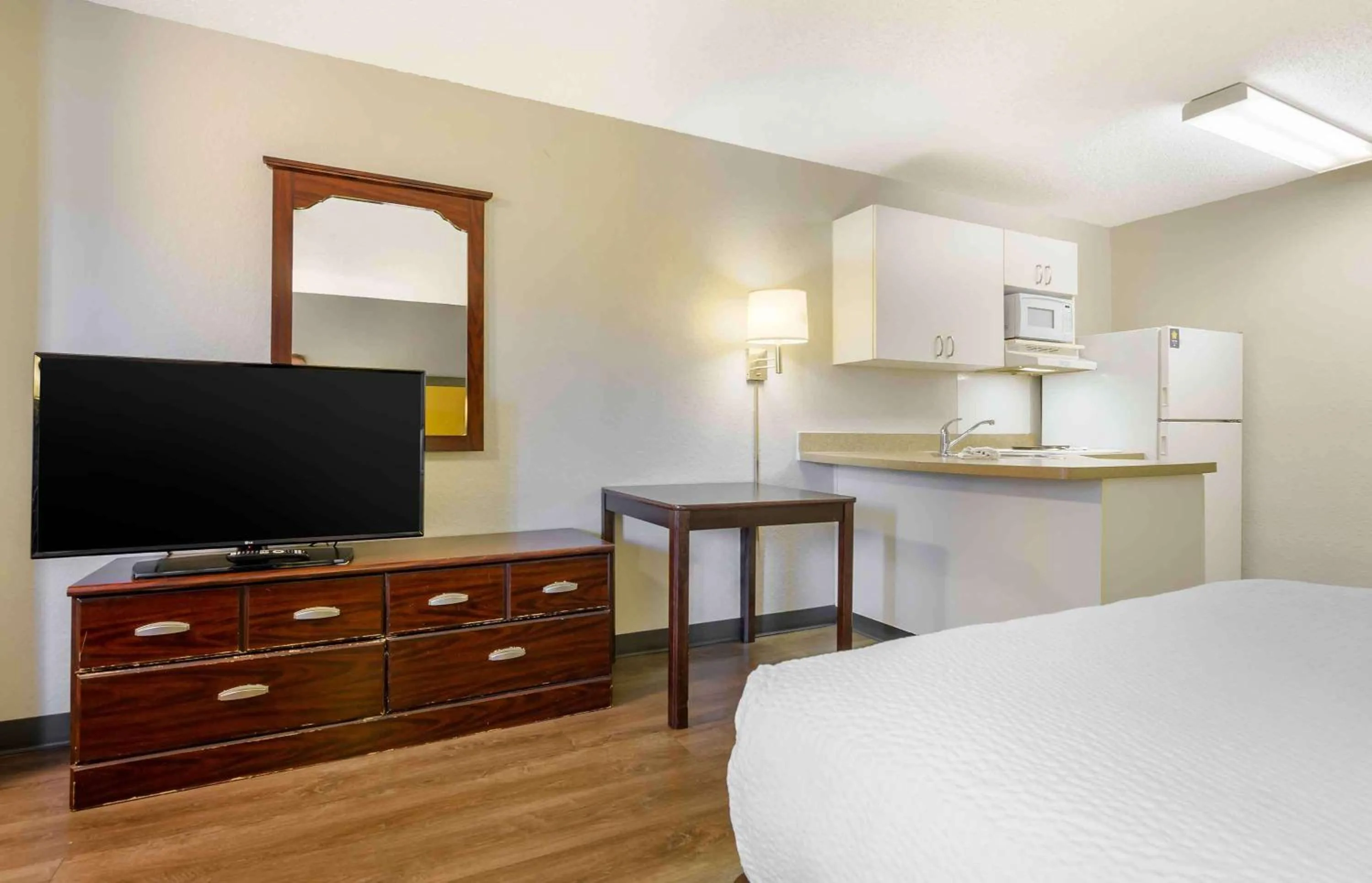 Bedroom, Bed in Extended Stay America Select Suites - Roanoke - Airport