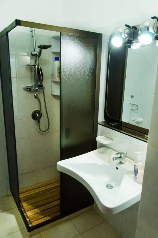 Shower in La Gardenia