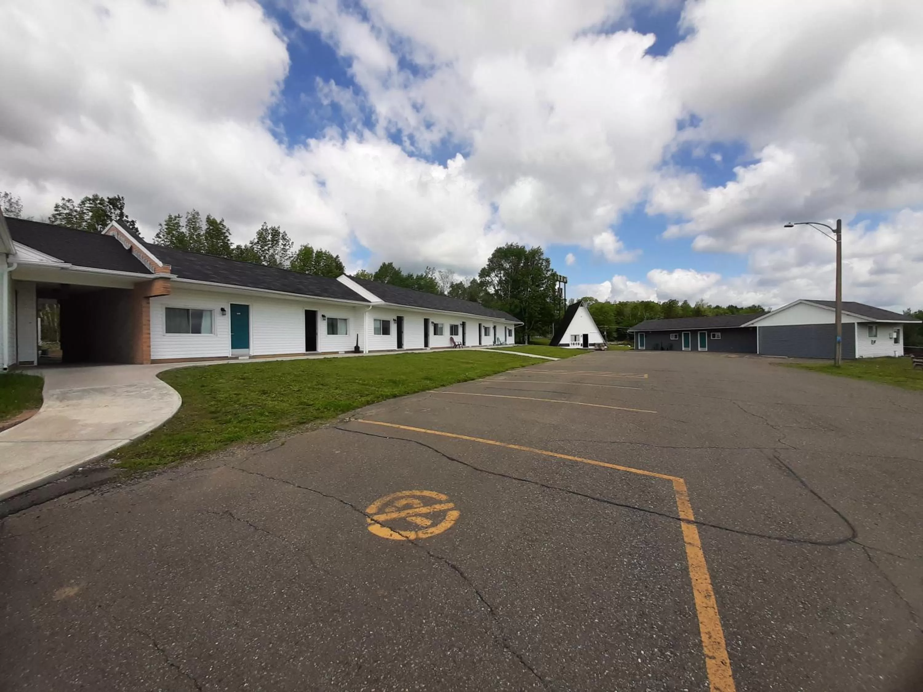 Property building in Howard Johnson by Wyndham Woodstock NB