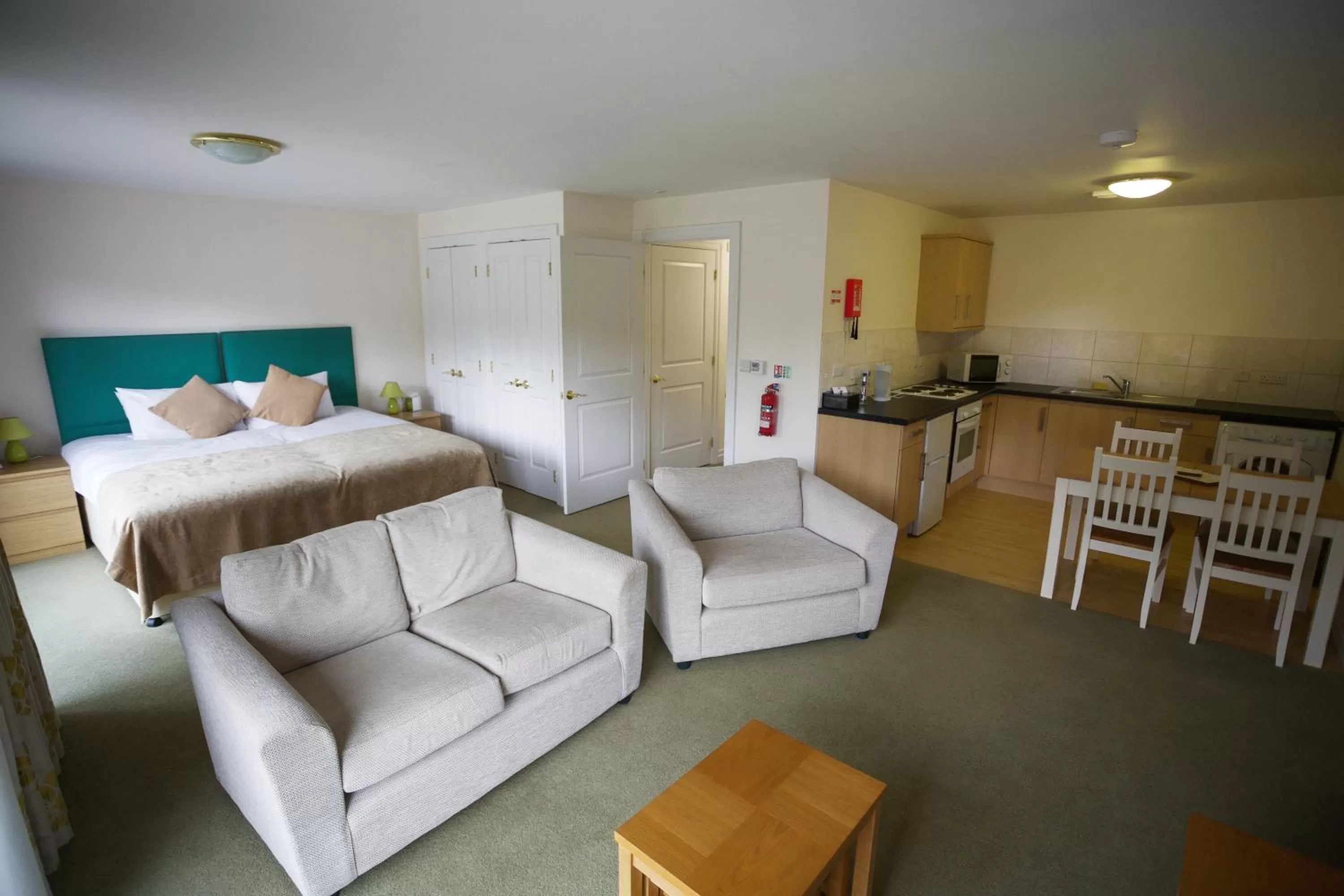Kitchen or kitchenette, Bed in Donnington Grove Hotel & Golf Club
