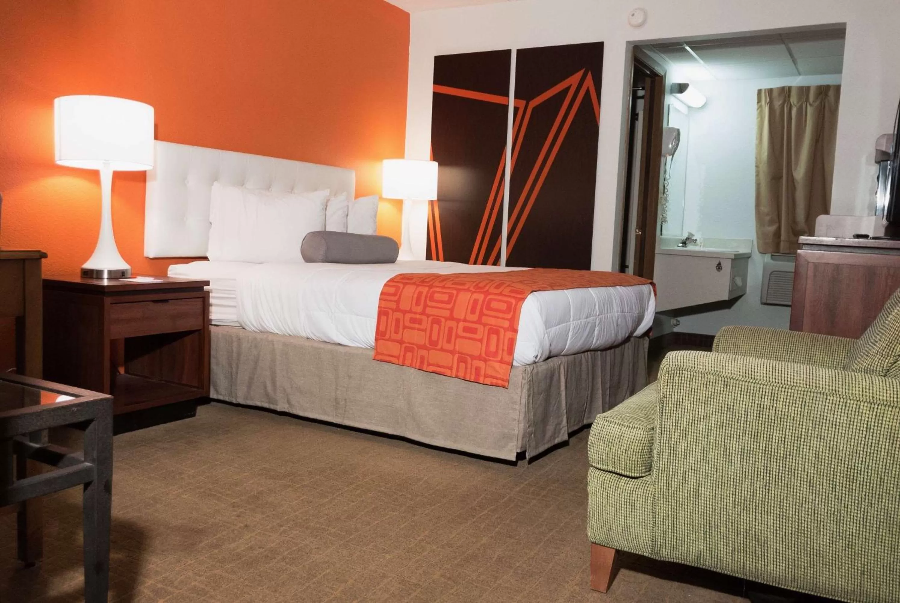 Photo of the whole room, Bed in Howard Johnson by Wyndham Waukegan Great Lakes