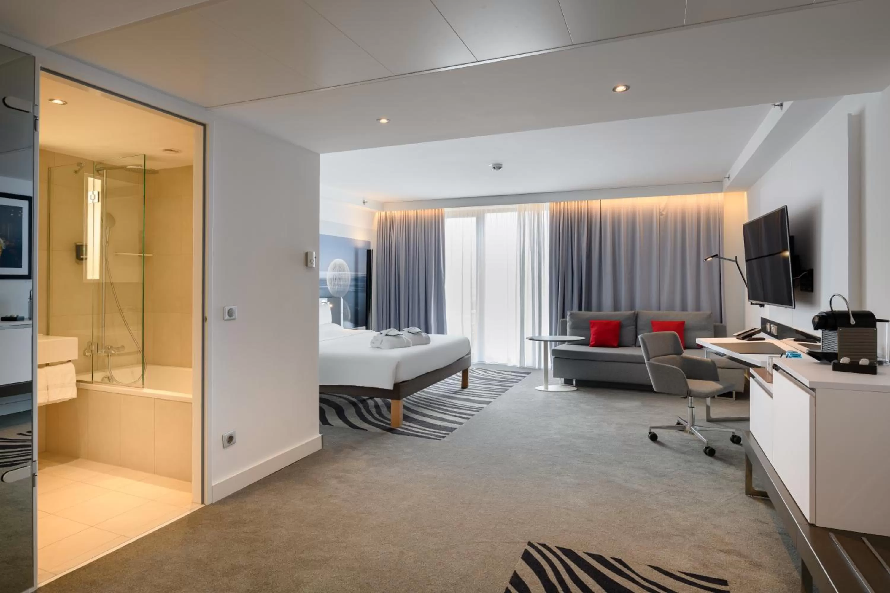 Photo of the whole room, Bed in Novotel Wien Hauptbahnhof