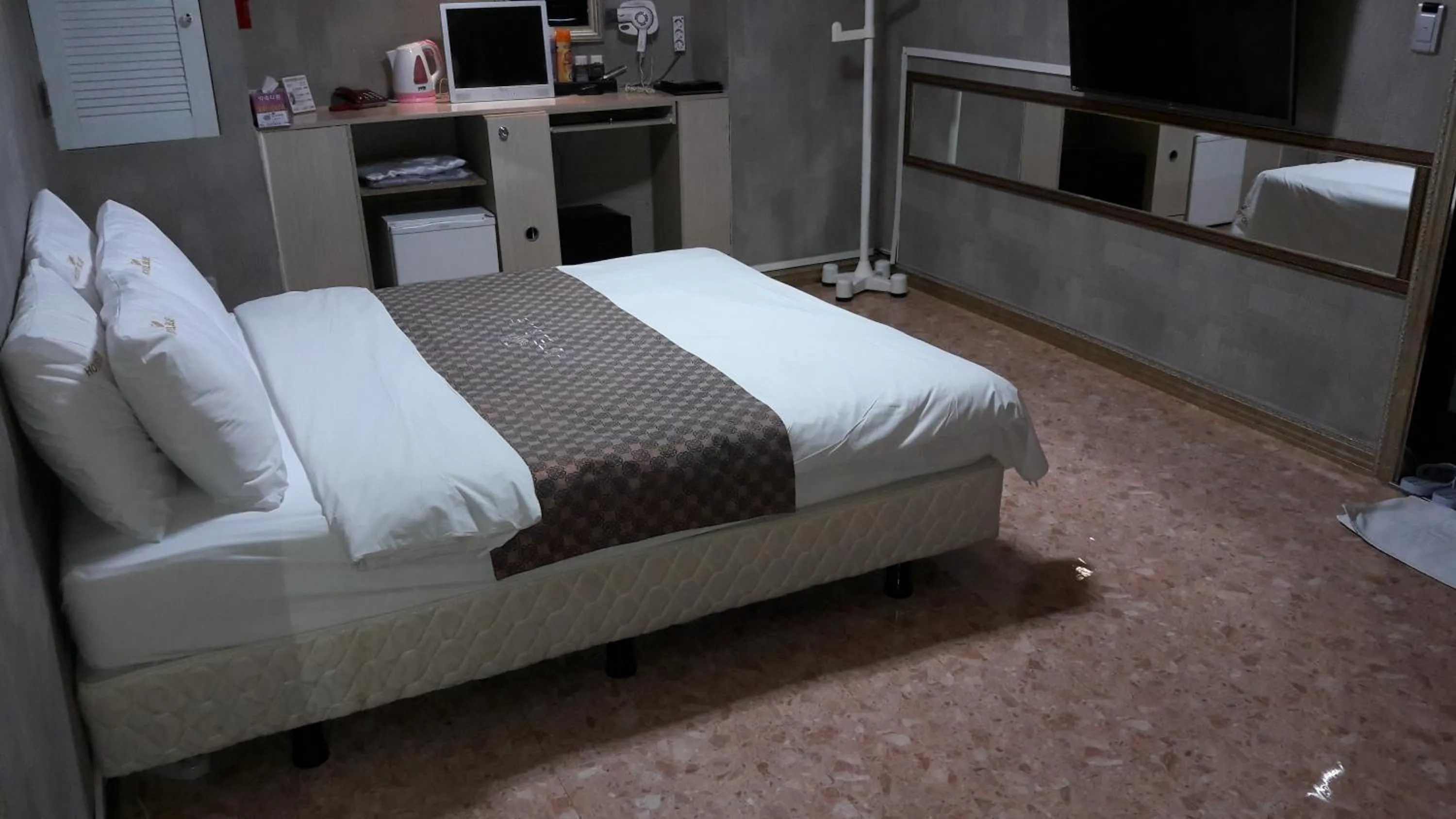 Bedroom, Bed in Songdo Blue Hotel