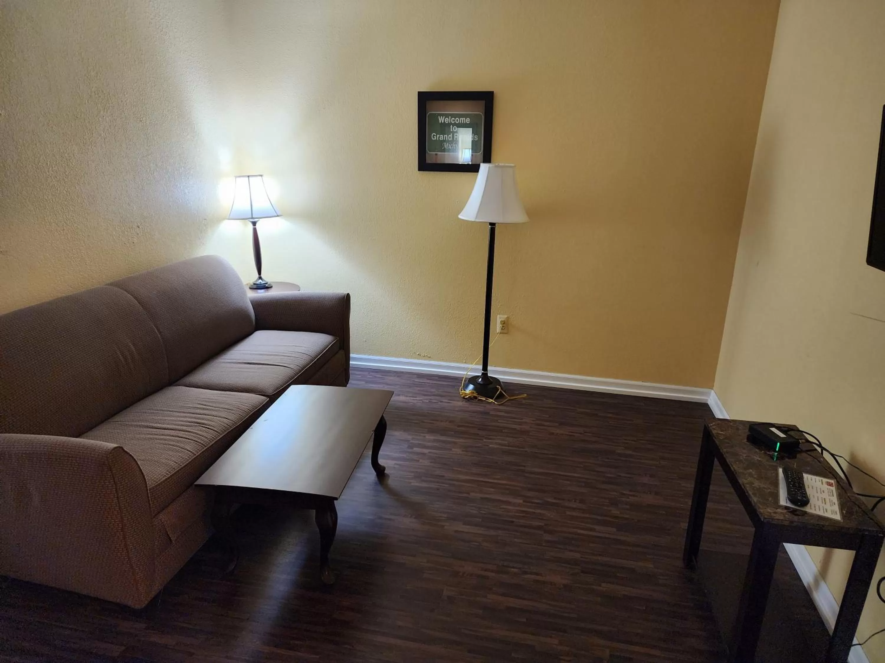 Seating area in Econo Lodge & Suites Grand Rapids Airport