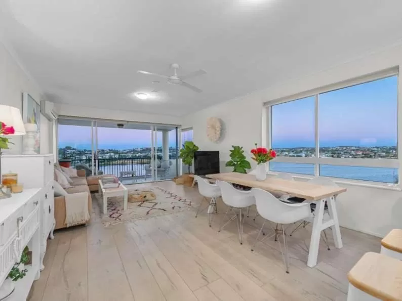 Living room in Goldsborough Place Apartments