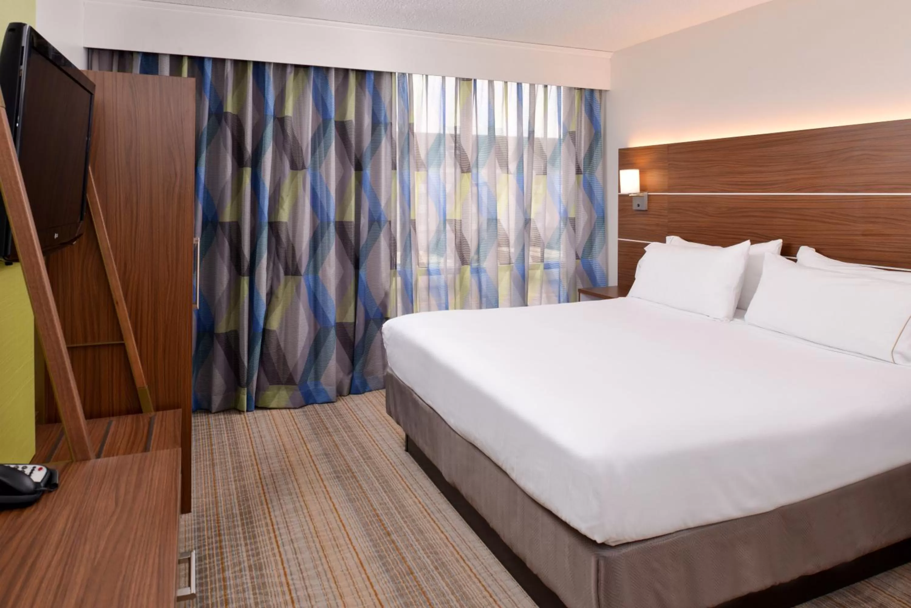 Photo of the whole room, Bed in Holiday Inn Express & Suites Springfield by IHG