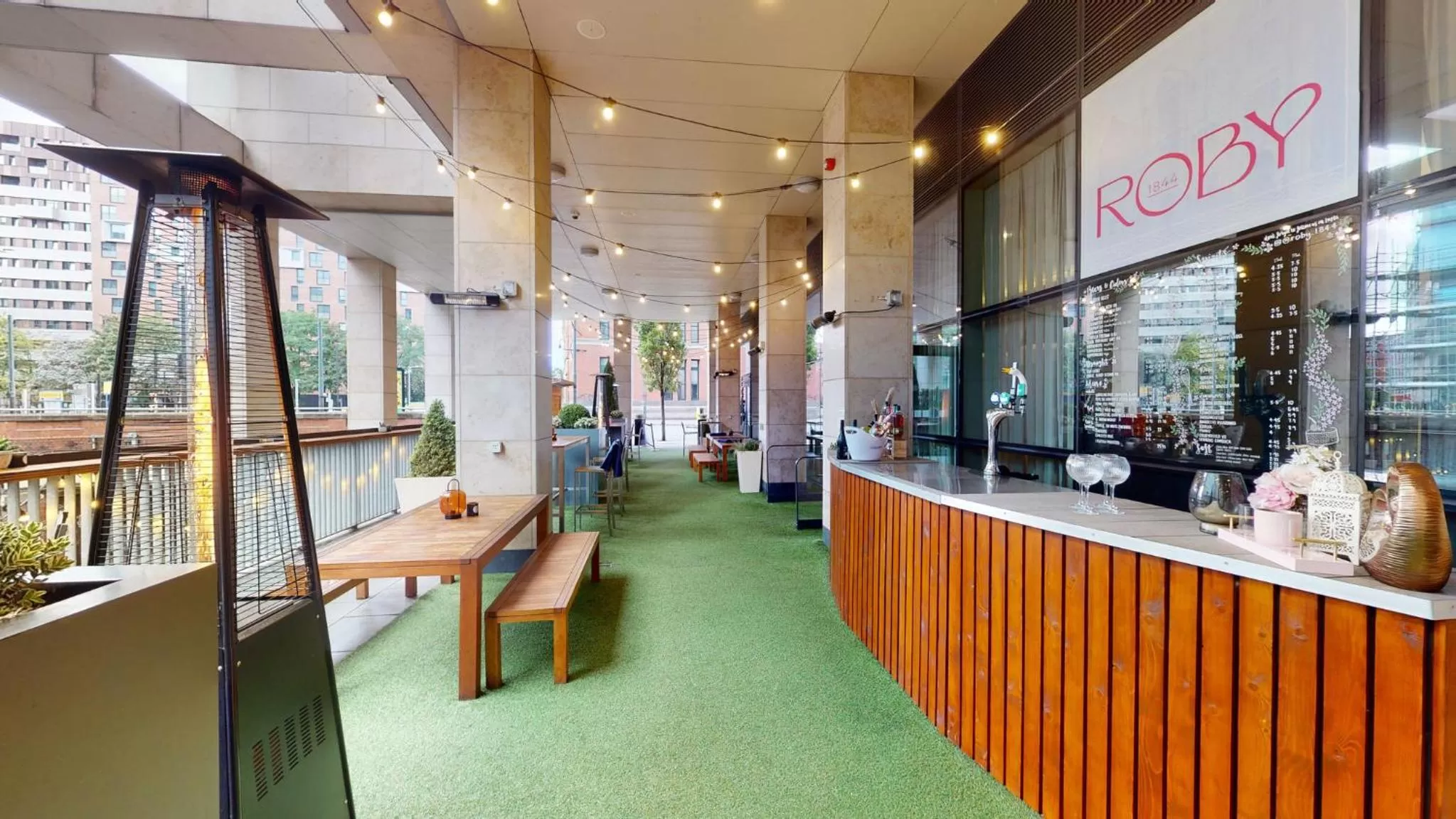 Lounge or bar in Holiday Inn Manchester - City Centre by IHG