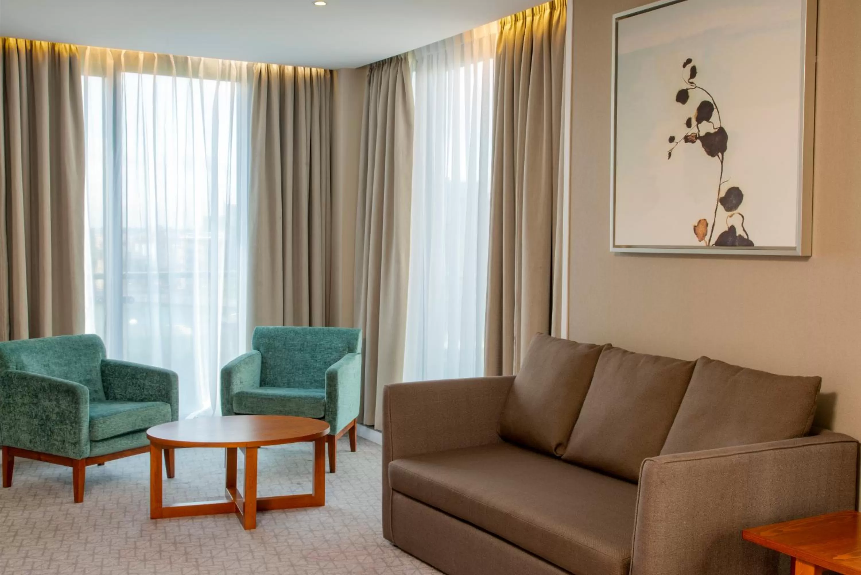 Living room in Crowne Plaza London - Docklands by IHG