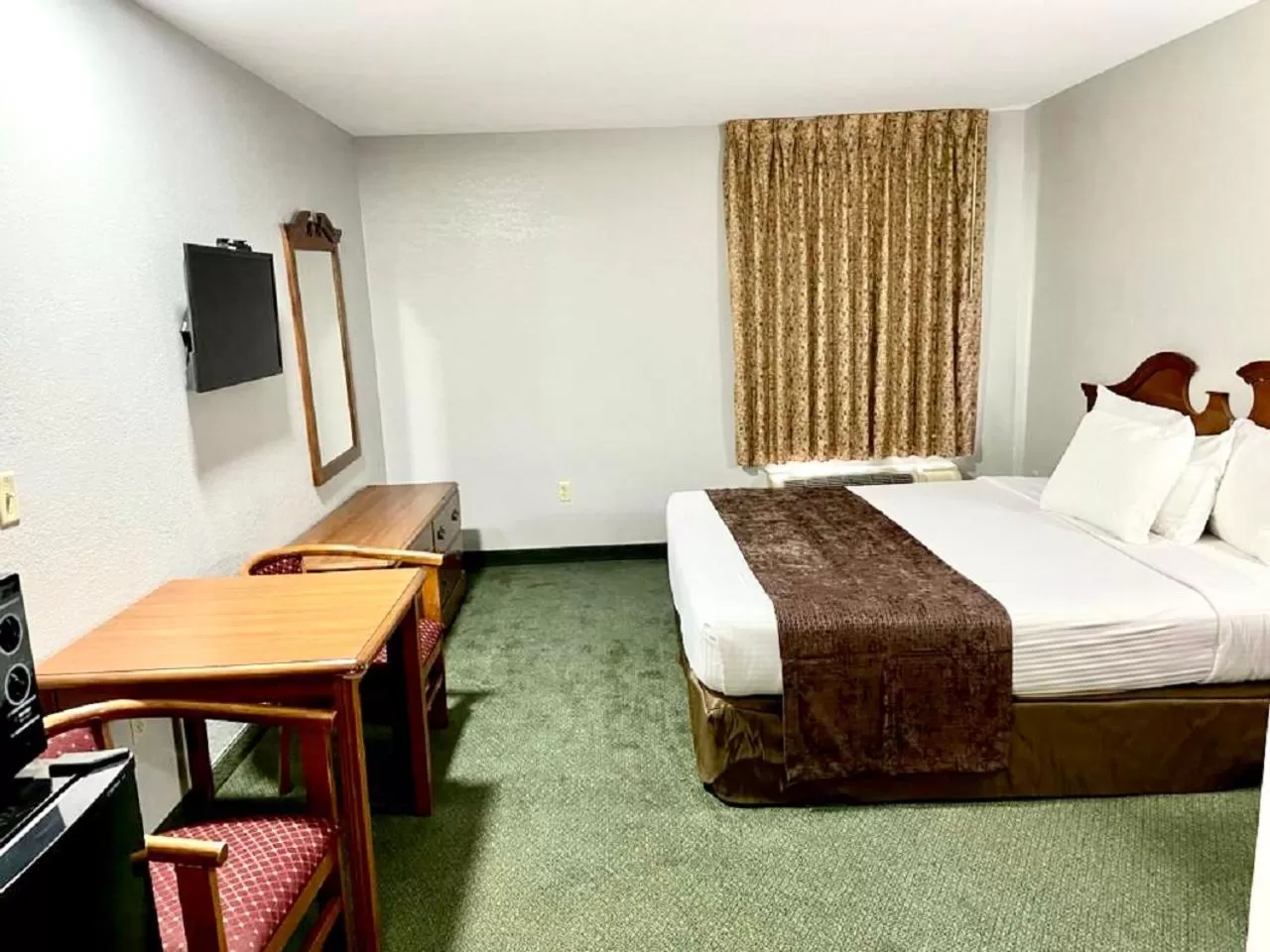 One One King Suite Bed Accessible (Non - Smoking) in Star City Inn & Suites