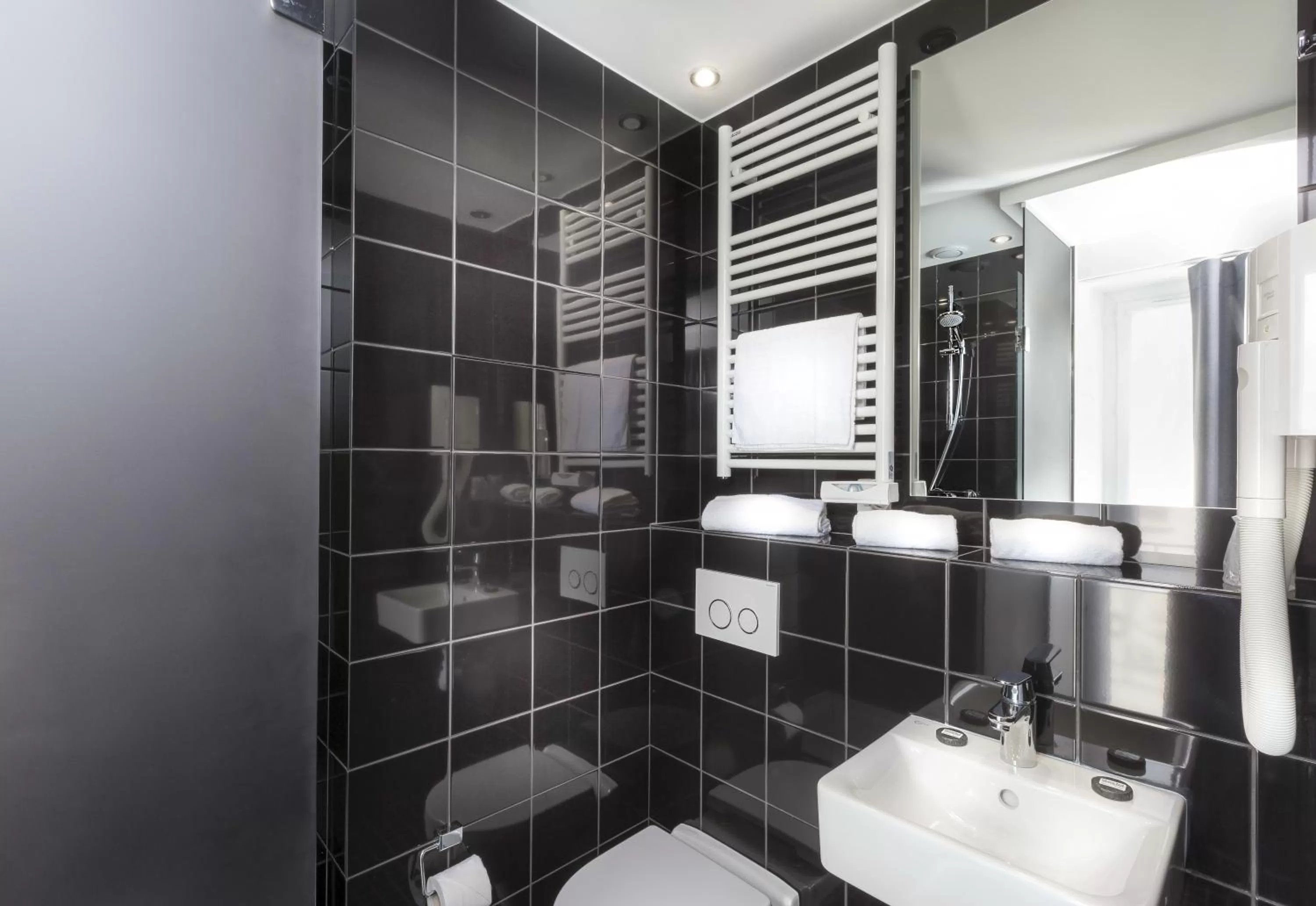 Bathroom in Libertel Montmartre Opéra