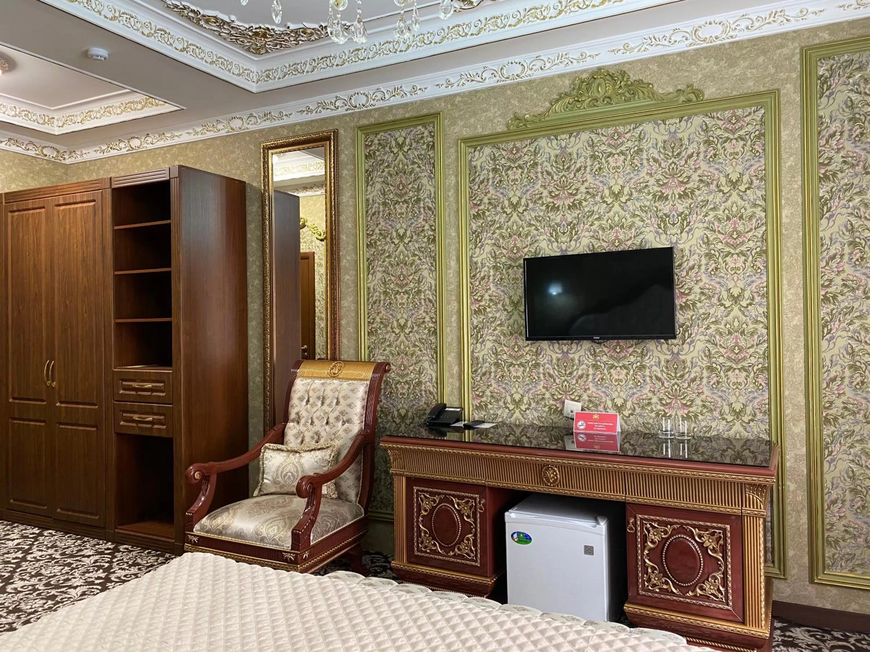 Communal lounge/ TV room, TV/Entertainment Center in Lion Hotel