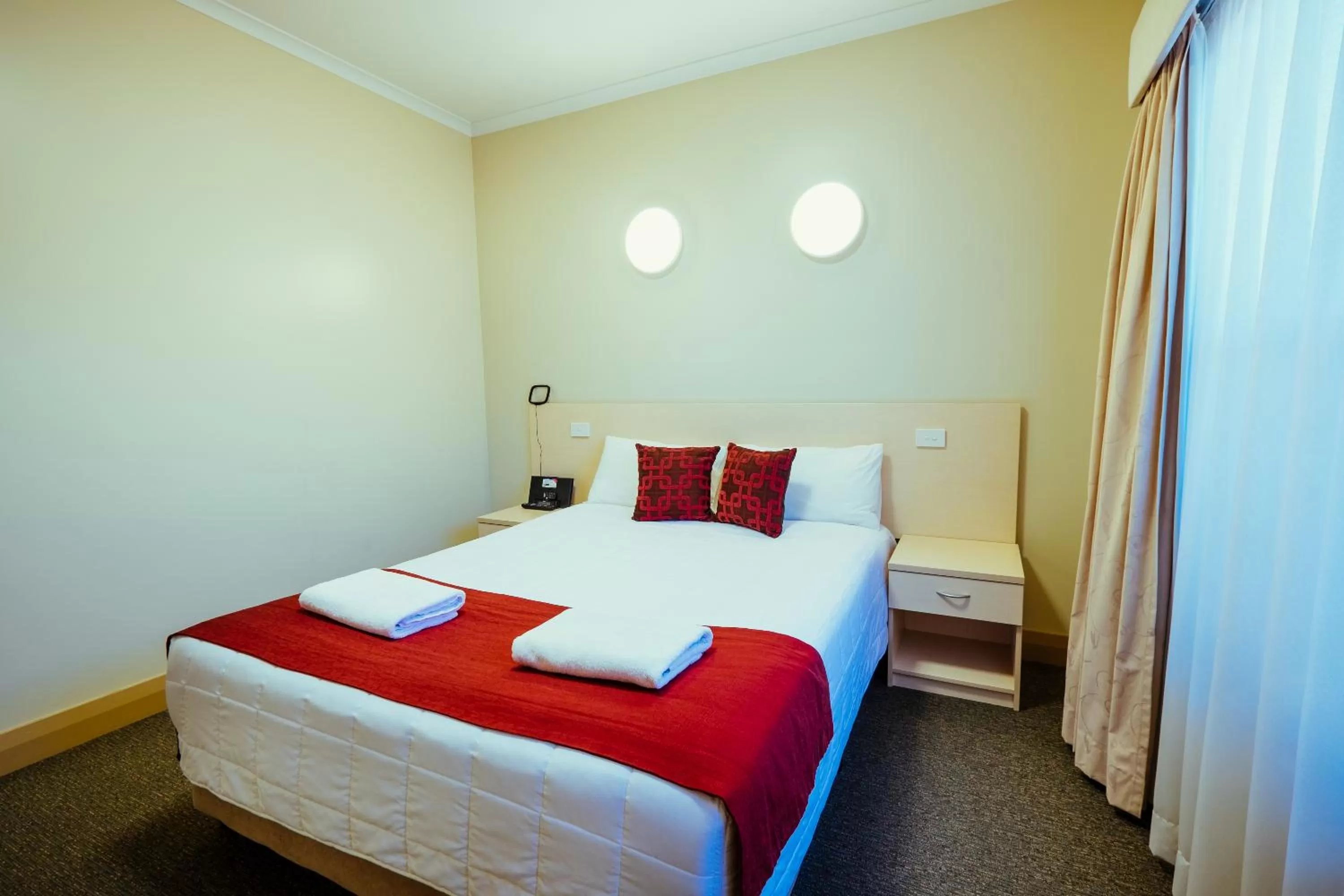 Bed in Club Motor Inn