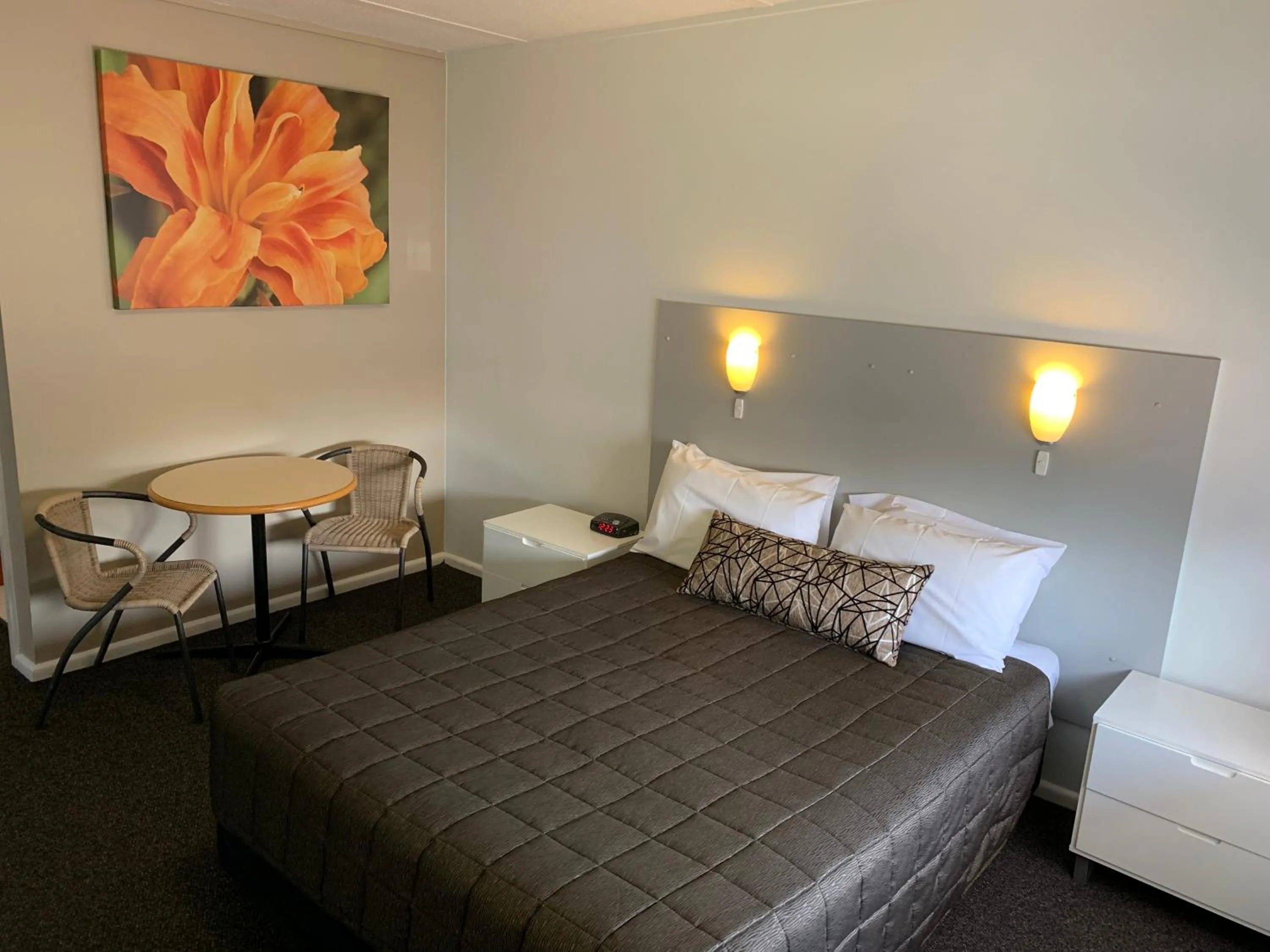 Bed in Orana Windmill Motel