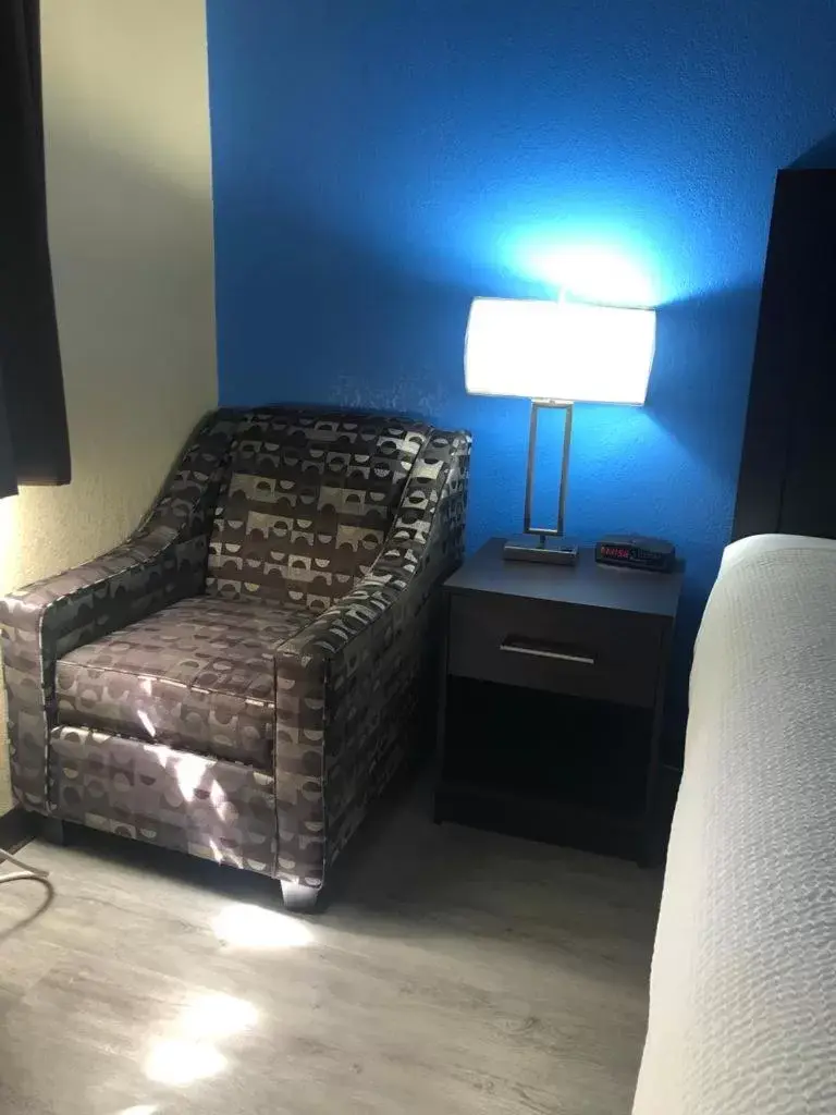 Queen Room - Non-Smoking in wallaceburg inn Queen Room - Non-Smoking in wallaceburg inn