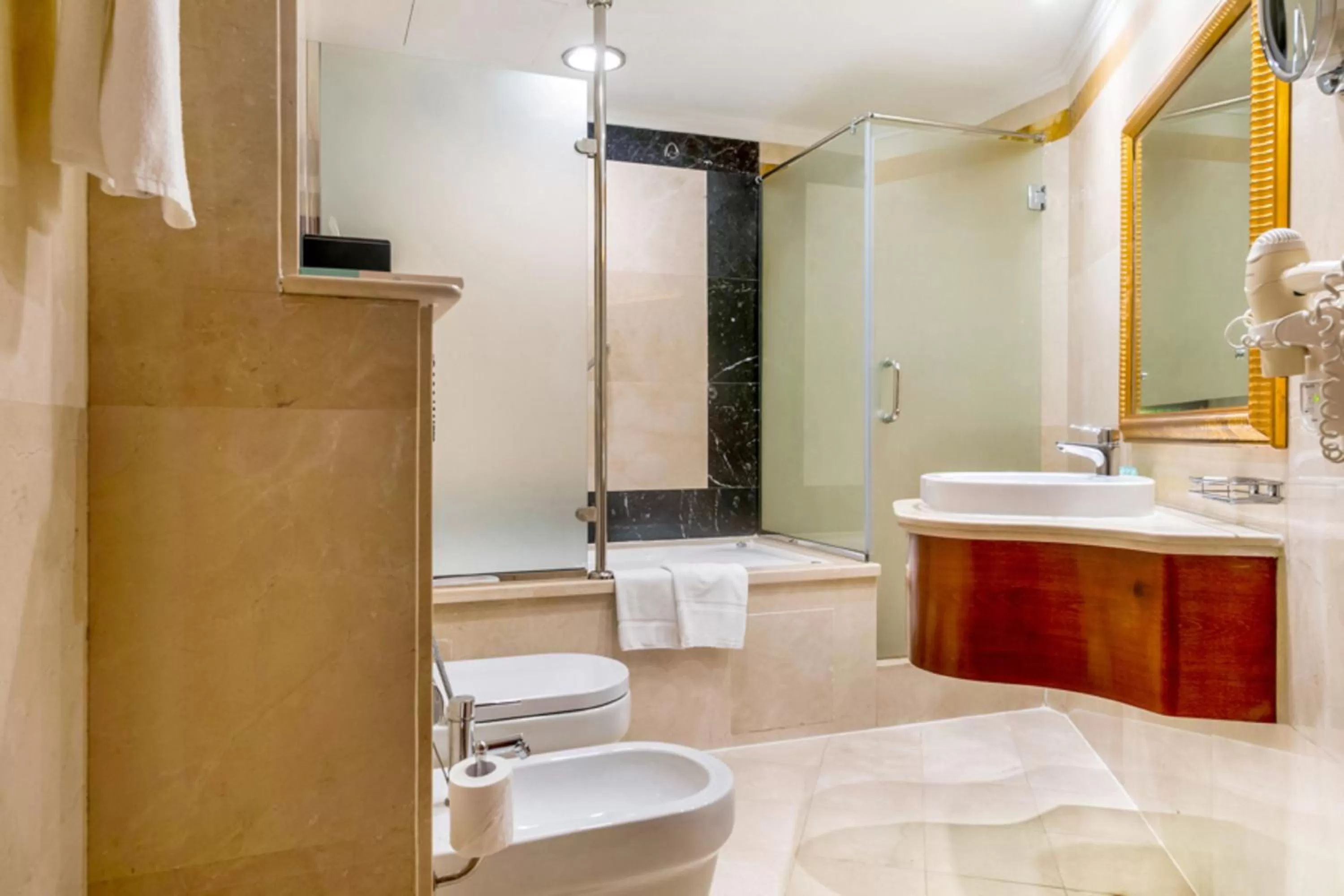 Toilet in Sunday Hotel Holiday international Dubai